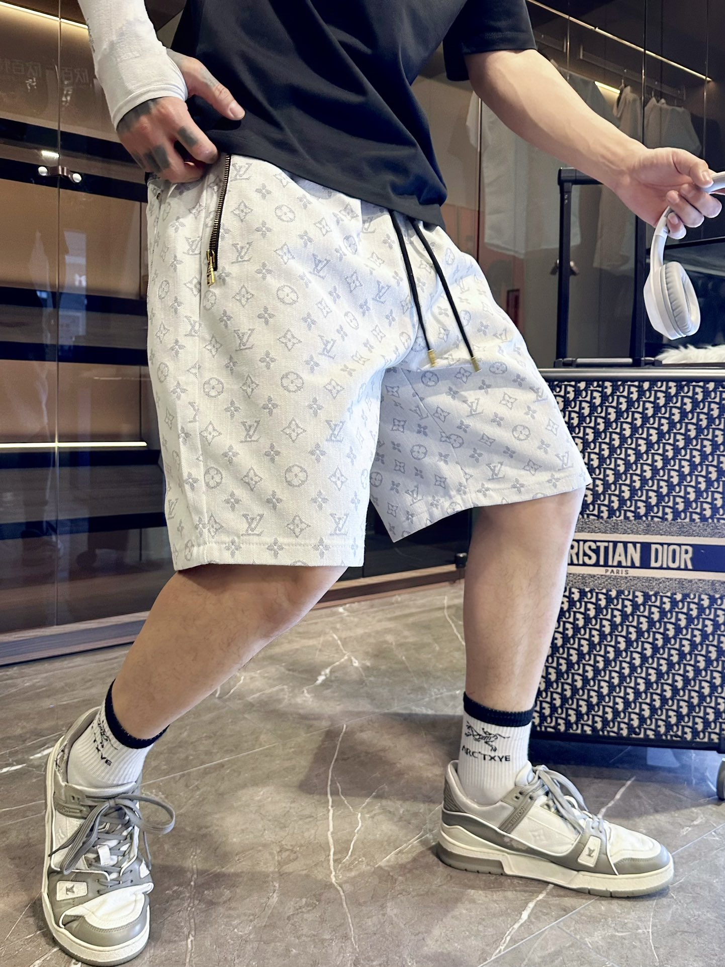 NO:477527,The LV three-standard new 2025 summer casual shorts, high-end custom fabric breathable fabric, extremely breathable, elastic and comfortable, impeccable details, top-level auxiliary materials, original logo design concept, delicate and soft feel!  The upper body style is excellent!  Size M-XXXL order to report height and weight, louis vuitton, shorts, alexander wang19860909LV三标齐全 2025夏季新款男士休闲短裤,高级定制面料透气面料 透气弹力舒适度极高,细节无可挑剔,顶级辅料配备,原版logo设计理念,手感细腻柔软！上身版型超赞！尺码M-XXXL下单报身高体重,,louis vuitton,shorts,alexander wang,Men's clothing