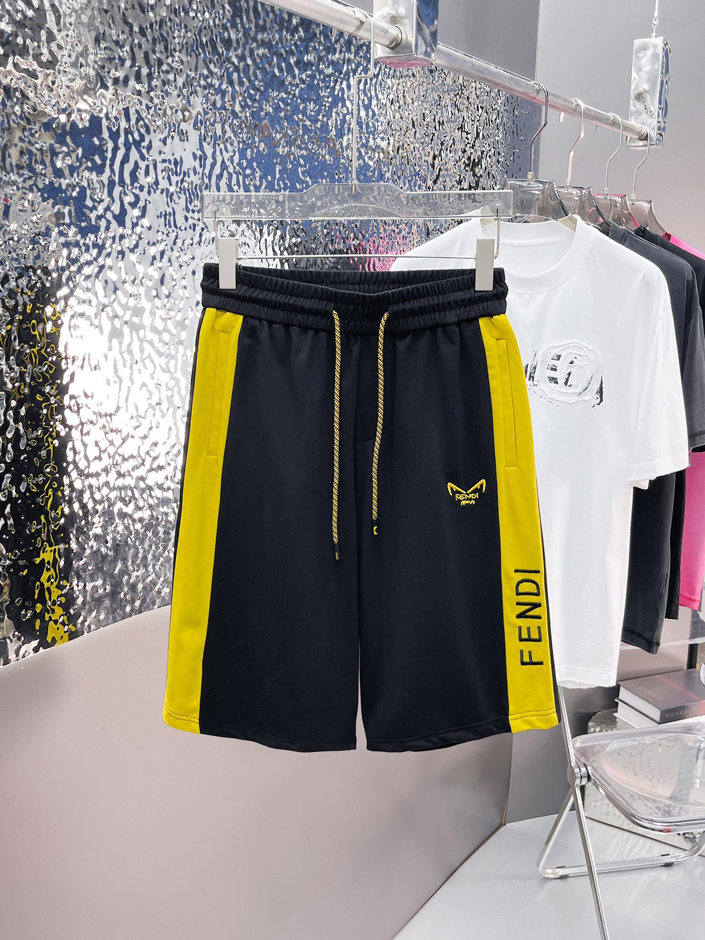 NO:915182,Fendi's three-standard complete 2026 summer new men's casual shorts, advanced custom-made breathable fabrics, extremely breathable, elastic and comfortable, impeccable details, top-grade accessories, original logo design concept, delicate and soft feel!  The upper body fit is awesome!  For sizes M-XXXL, please state your height and weight when placing an order, fendi, shorts,19860909芬迪三标齐全 2026夏季新款男士休闲短裤,高级定制面料透气面料 透气弹力舒适度极高,细节无可挑剔,顶级辅料配备,原版logo设计理念,手感细腻柔软！上身版型超赞！尺码M-XXXL下单报身高体重,,fendi,shorts,,Men's clothing