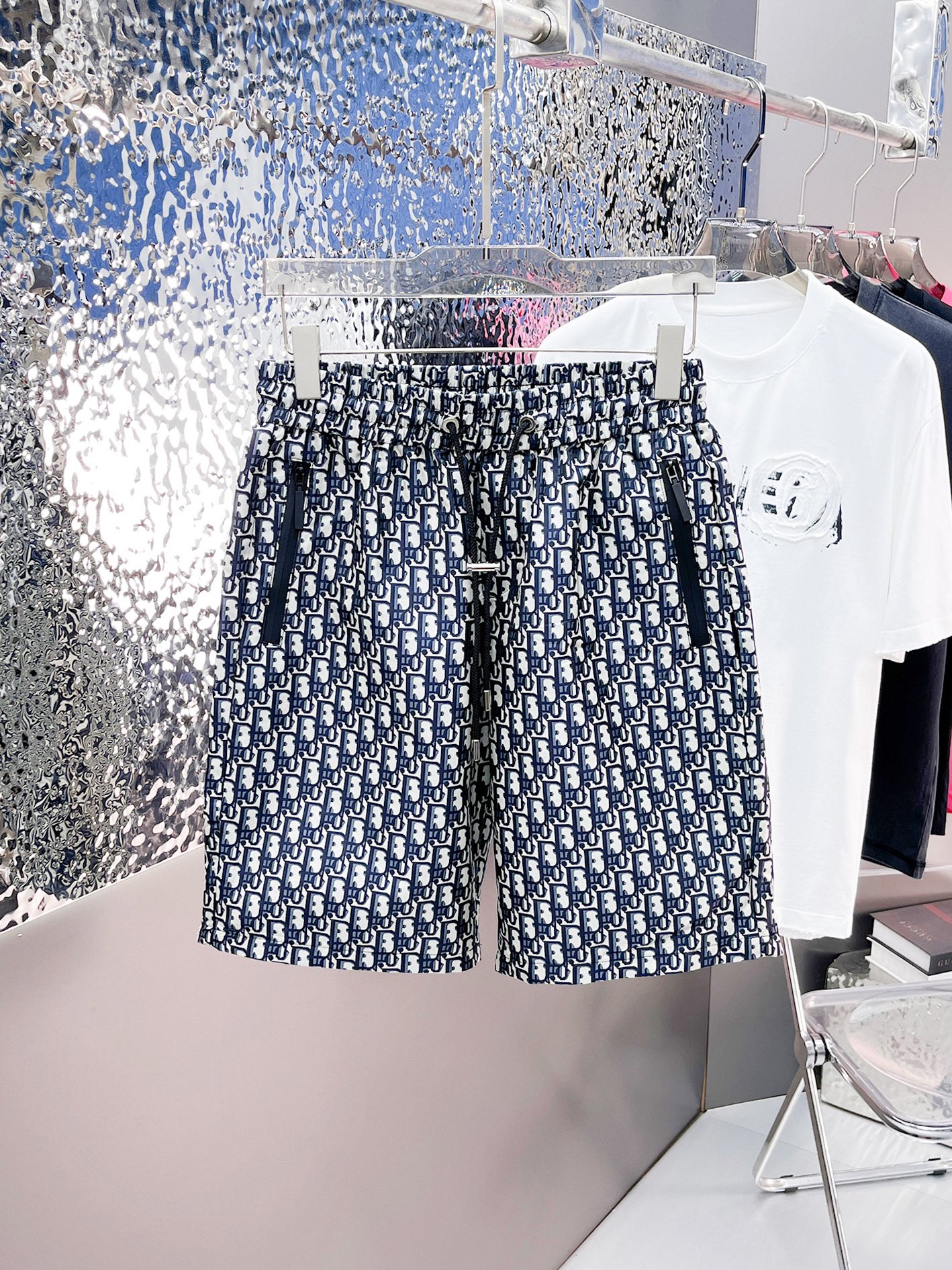 NO:915205,Dior's three-standard complete 2026 summer new men's casual shorts, advanced custom-made breathable fabrics, extremely breathable, elastic and comfortable, impeccable details, top-grade accessories, original logo design concept, delicate and soft feel!  The upper body fit is awesome!  For sizes M-XXXL, please state your height and weight when ordering, dior, shorts,19860909迪奥三标齐全 2026夏季新款男士休闲短裤,高级定制面料透气面料 透气弹力舒适度极高,细节无可挑剔,顶级辅料配备,原版logo设计理念,手感细腻柔软！上身版型超赞！尺码M-XXXL下单报身高体重,,dior,shorts,,Men's clothing