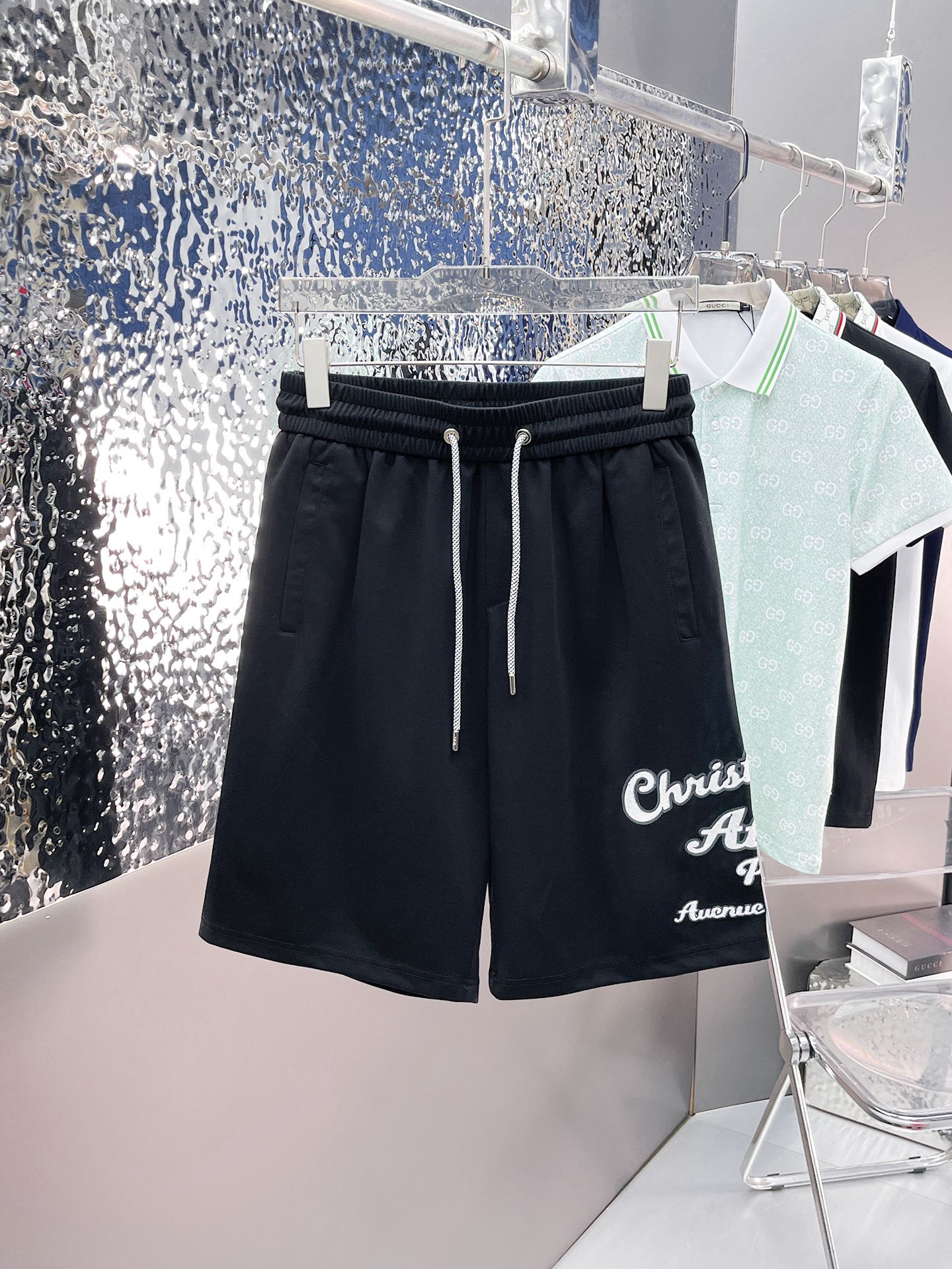 NO:915185,Dior's three-standard complete 2026 summer new men's casual shorts, advanced custom-made breathable fabrics, extremely breathable, elastic and comfortable, impeccable details, top-grade accessories, original logo design concept, delicate and soft feel!  The upper body fit is awesome!  For sizes M-XXXL, please state your height and weight when ordering, dior, shorts,19860909迪奥三标齐全 2026夏季新款男士休闲短裤,高级定制面料透气面料 透气弹力舒适度极高,细节无可挑剔,顶级辅料配备,原版logo设计理念,手感细腻柔软！上身版型超赞！尺码M-XXXL下单报身高体重,,dior,shorts,,Men's clothing