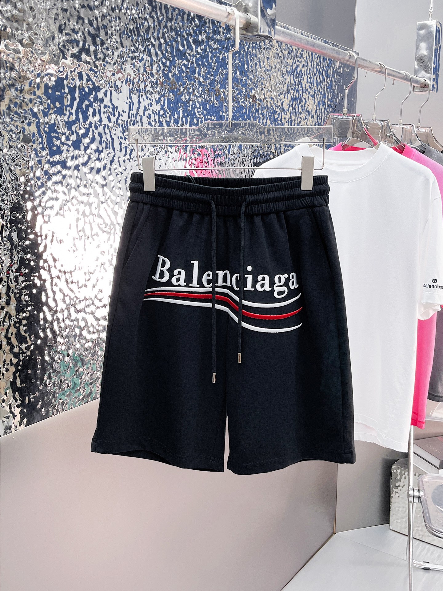 NO:915179,Balenciaga's three-standard complete 2026 summer new men's casual shorts, advanced custom-made breathable fabrics, extremely breathable, elastic and comfortable, impeccable details, top-grade accessories, original logo design concept, delicate and soft feel!  The upper body fit is awesome!  Sizes M-XXXL, please state your height and weight when ordering,,balenciaga,shorts,19860909巴黎世家三标齐全 2026夏季新款男士休闲短裤,高级定制面料透气面料 透气弹力舒适度极高,细节无可挑剔,顶级辅料配备,原版logo设计理念,手感细腻柔软！上身版型超赞！尺码M-XXXL下单报身高体重,,balenciaga,shorts,,Men's clothing
