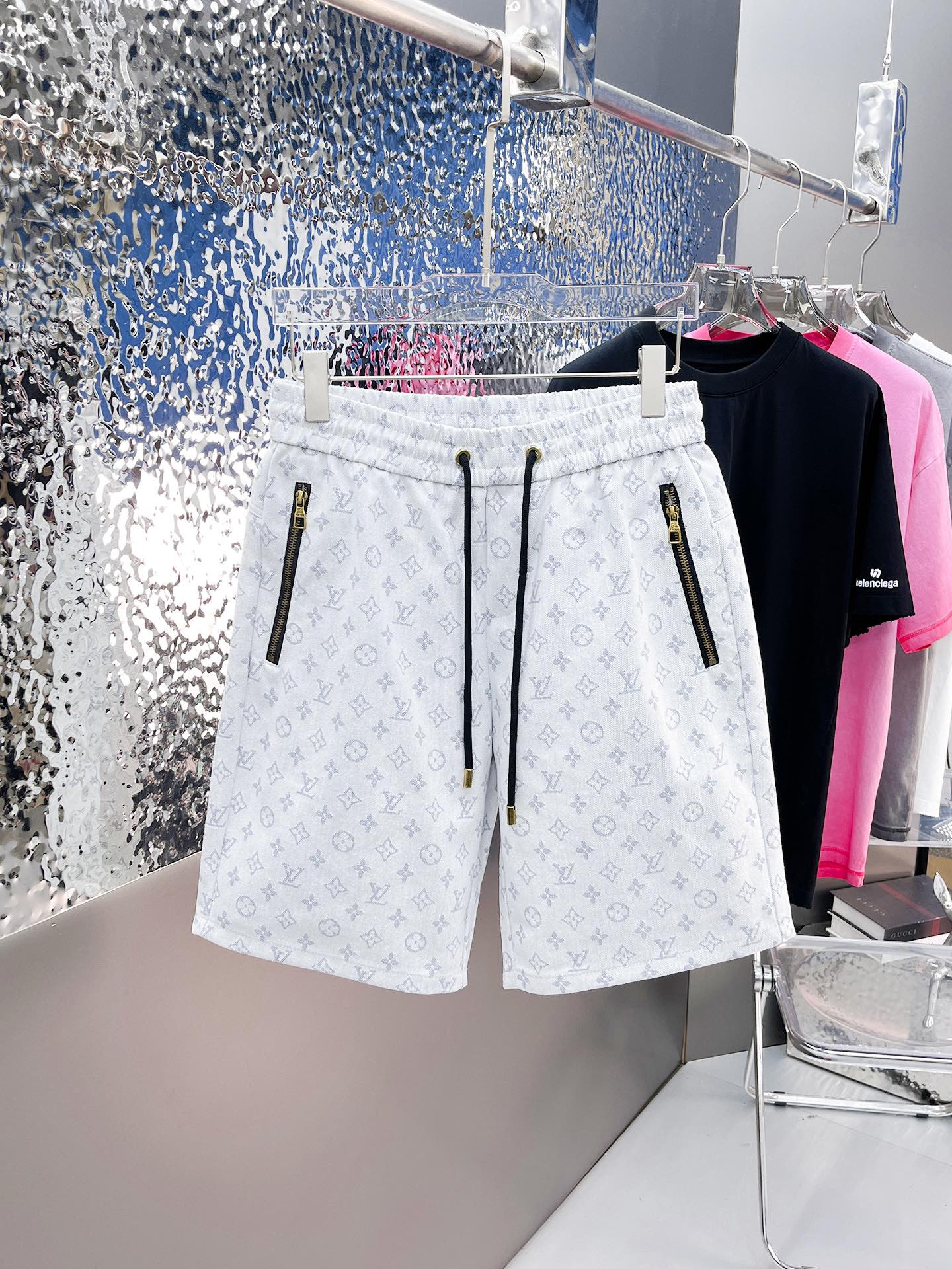 NO:915203,LV three-standard complete 2026 summer new men's casual shorts, advanced custom-made breathable fabrics, extremely breathable, elastic and comfortable, impeccable details, top-grade accessories, original logo design concept, delicate and soft feel!  The upper body fit is awesome!  Sizes M-XXXL, please state your height and weight when ordering,,louis vuitton,shorts,19860909LV 三标齐全 2026夏季新款男士休闲短裤,高级定制面料透气面料 透气弹力舒适度极高,细节无可挑剔,顶级辅料配备,原版logo设计理念,手感细腻柔软！上身版型超赞！尺码M-XXXL下单报身高体重,,louis vuitton,shorts,,Men's clothing