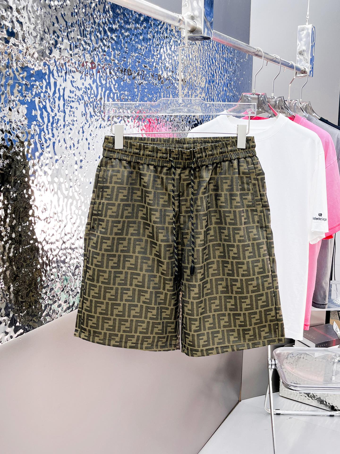 NO:915206,Fendi's three-standard complete 2026 summer new men's casual shorts, advanced custom-made breathable fabrics, extremely breathable, elastic and comfortable, impeccable details, top-grade accessories, original logo design concept, delicate and soft feel!  The upper body fit is awesome!  For sizes M-XXXL, please state your height and weight when placing an order, fendi, shorts,19860909芬迪三标齐全 2026夏季新款男士休闲短裤,高级定制面料透气面料 透气弹力舒适度极高,细节无可挑剔,顶级辅料配备,原版logo设计理念,手感细腻柔软！上身版型超赞！尺码M-XXXL下单报身高体重,,fendi,shorts,,Men's clothing