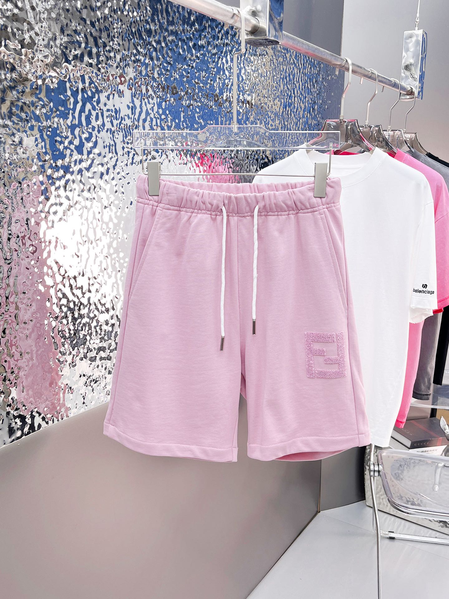 NO:915170,Fendi's three-standard complete 2026 summer new men's casual shorts, advanced custom-made breathable fabrics, extremely breathable, elastic and comfortable, impeccable details, top-grade accessories, original logo design concept, delicate and soft feel!  The upper body fit is awesome!  For sizes M-XXXL, please state your height and weight when placing an order, fendi, shorts,19860909芬迪三标齐全 2026夏季新款男士休闲短裤,高级定制面料透气面料 透气弹力舒适度极高,细节无可挑剔,顶级辅料配备,原版logo设计理念,手感细腻柔软！上身版型超赞！尺码M-XXXL下单报身高体重,,fendi,shorts,,Men's clothing