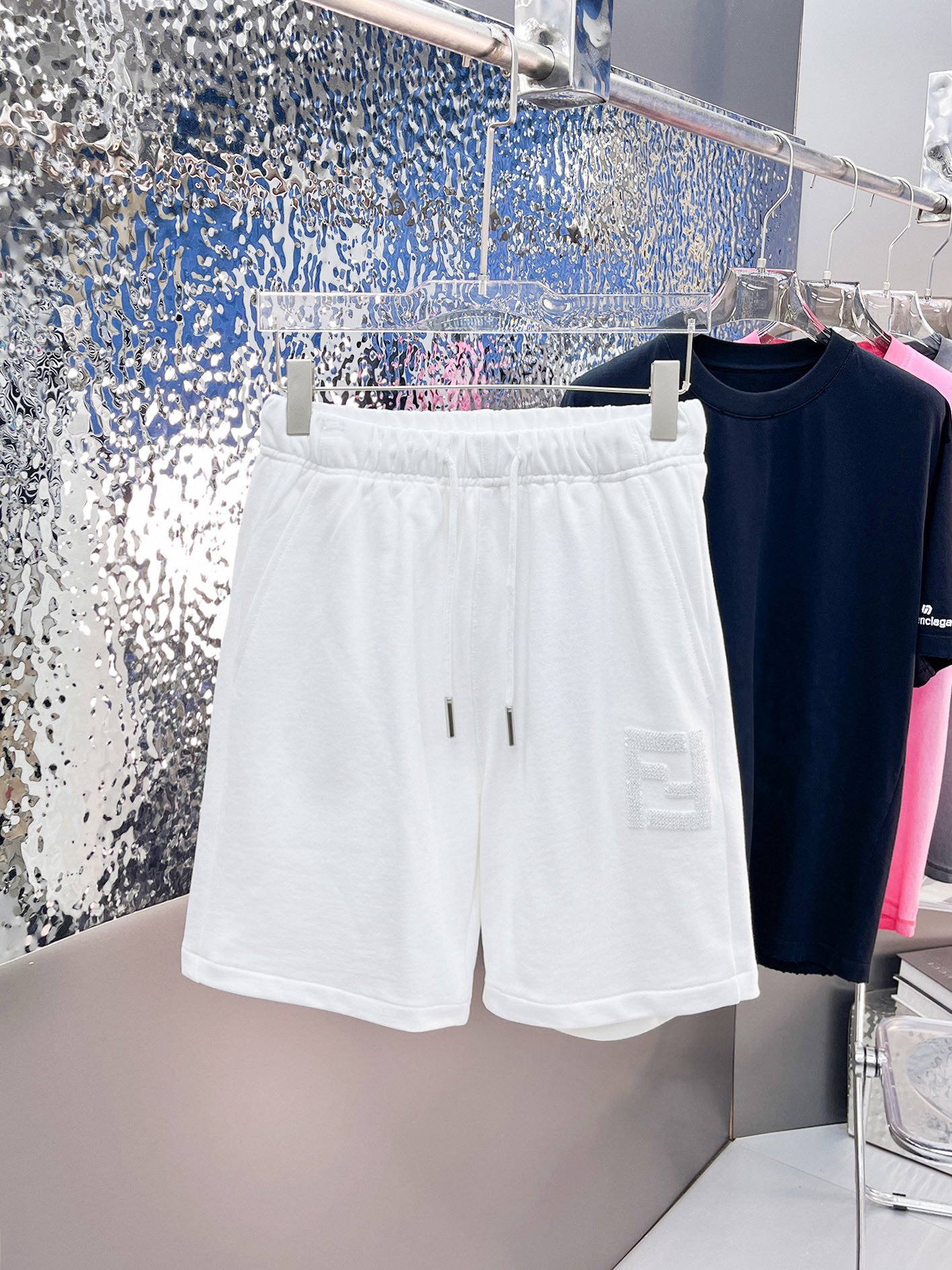 NO:915173,Fendi's three-standard complete 2026 summer new men's casual shorts, advanced custom-made breathable fabrics, extremely breathable, elastic and comfortable, impeccable details, top-grade accessories, original logo design concept, delicate and soft feel!  The upper body fit is awesome!  For sizes M-XXXL, please state your height and weight when placing an order, fendi, shorts,19860909芬迪三标齐全 2026夏季新款男士休闲短裤,高级定制面料透气面料 透气弹力舒适度极高,细节无可挑剔,顶级辅料配备,原版logo设计理念,手感细腻柔软！上身版型超赞！尺码M-XXXL下单报身高体重,,fendi,shorts,,Men's clothing