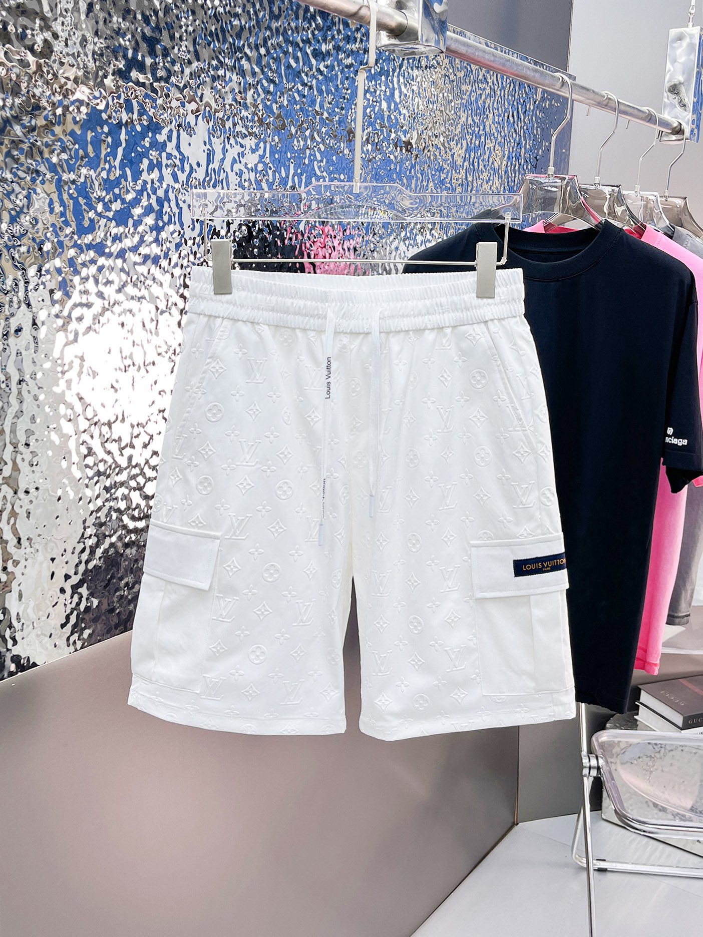NO:915158,LV three-standard complete 2026 summer new men's casual shorts, advanced custom-made breathable fabrics, extremely breathable, elastic and comfortable, impeccable details, top-grade accessories, original logo design concept, delicate and soft feel!  The upper body fit is awesome!  Sizes M-XXXL, please state your height and weight when ordering,,louis vuitton,shorts,19860909LV 三标齐全 2026夏季新款男士休闲短裤,高级定制面料透气面料 透气弹力舒适度极高,细节无可挑剔,顶级辅料配备,原版logo设计理念,手感细腻柔软！上身版型超赞！尺码M-XXXL下单报身高体重,,louis vuitton,shorts,,Men's clothing