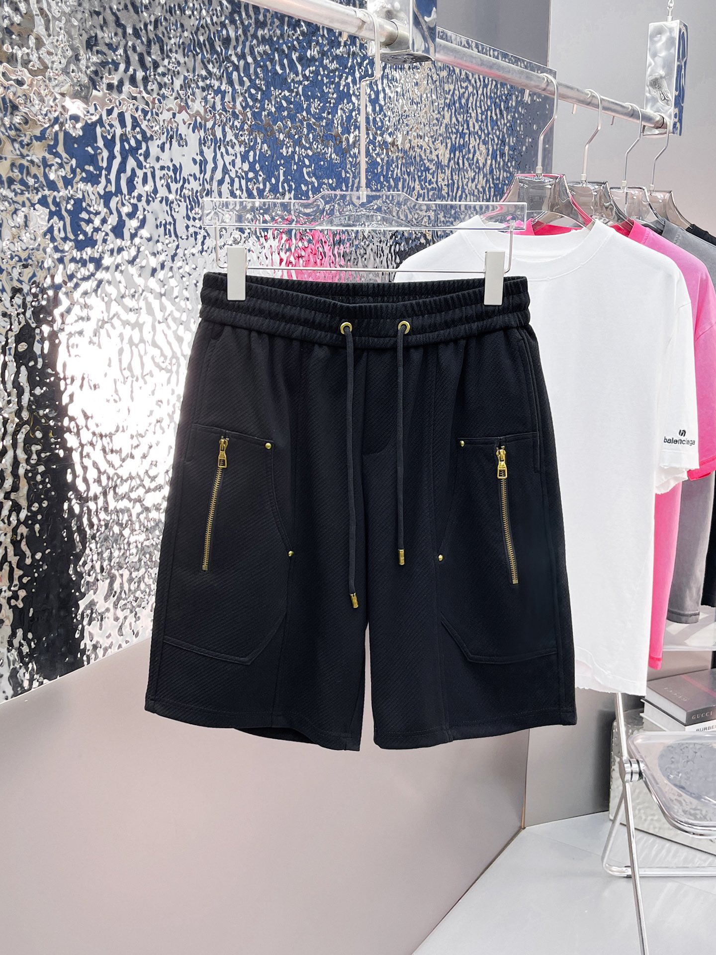 NO:915176,LV three-standard complete 2026 summer new men's casual shorts, advanced custom-made breathable fabrics, extremely breathable, elastic and comfortable, impeccable details, top-grade accessories, original logo design concept, delicate and soft feel!  The upper body fit is awesome!  Sizes M-XXXL, please state your height and weight when ordering,,louis vuitton,shorts,19860909LV 三标齐全 2026夏季新款男士休闲短裤,高级定制面料透气面料 透气弹力舒适度极高,细节无可挑剔,顶级辅料配备,原版logo设计理念,手感细腻柔软！上身版型超赞！尺码M-XXXL下单报身高体重,,louis vuitton,shorts,,Men's clothing