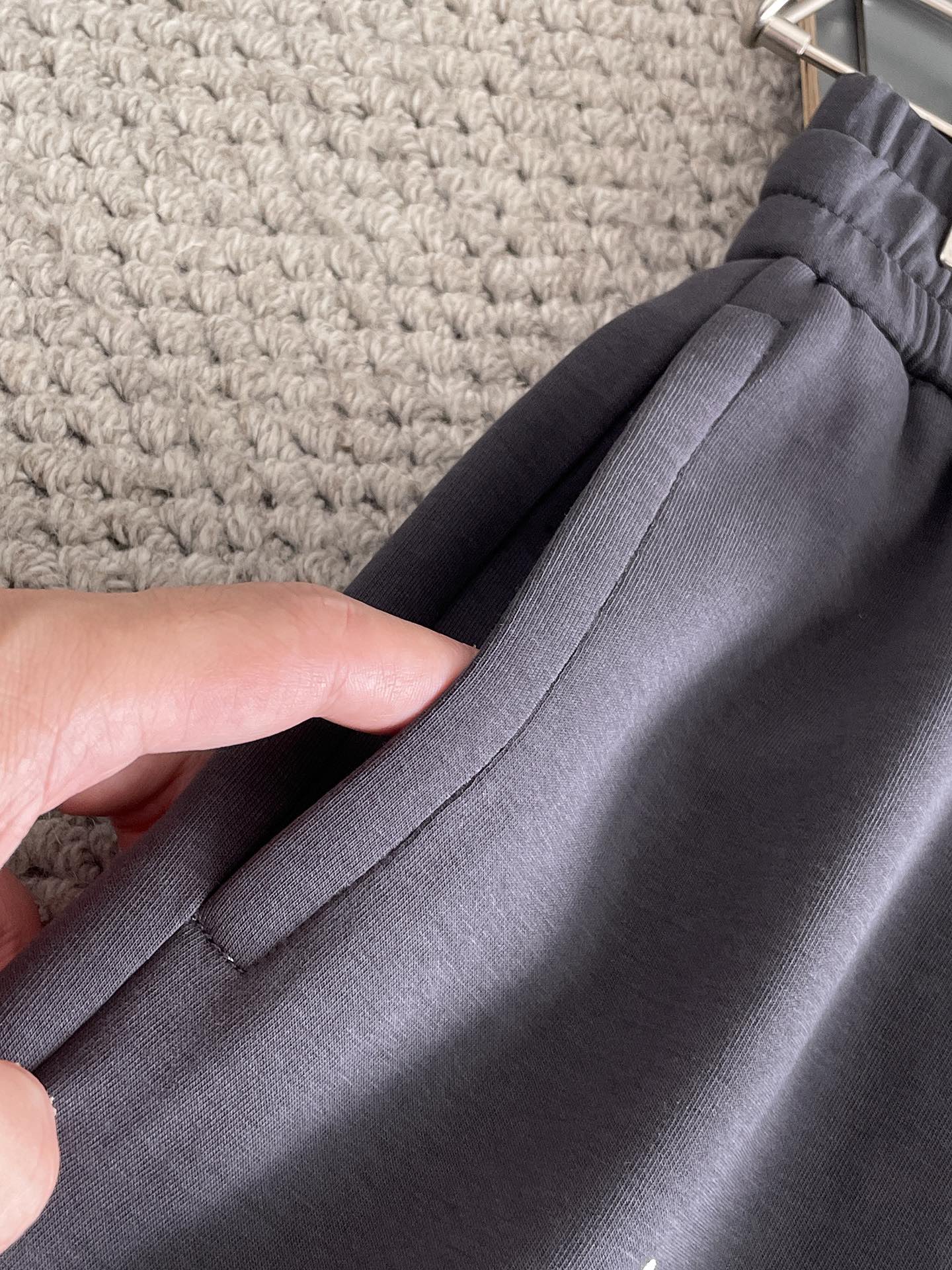 Top-Level Men’s Leisure Shorts with Custom Air-Skinned Fabric and Impeccable Details - 图片 7