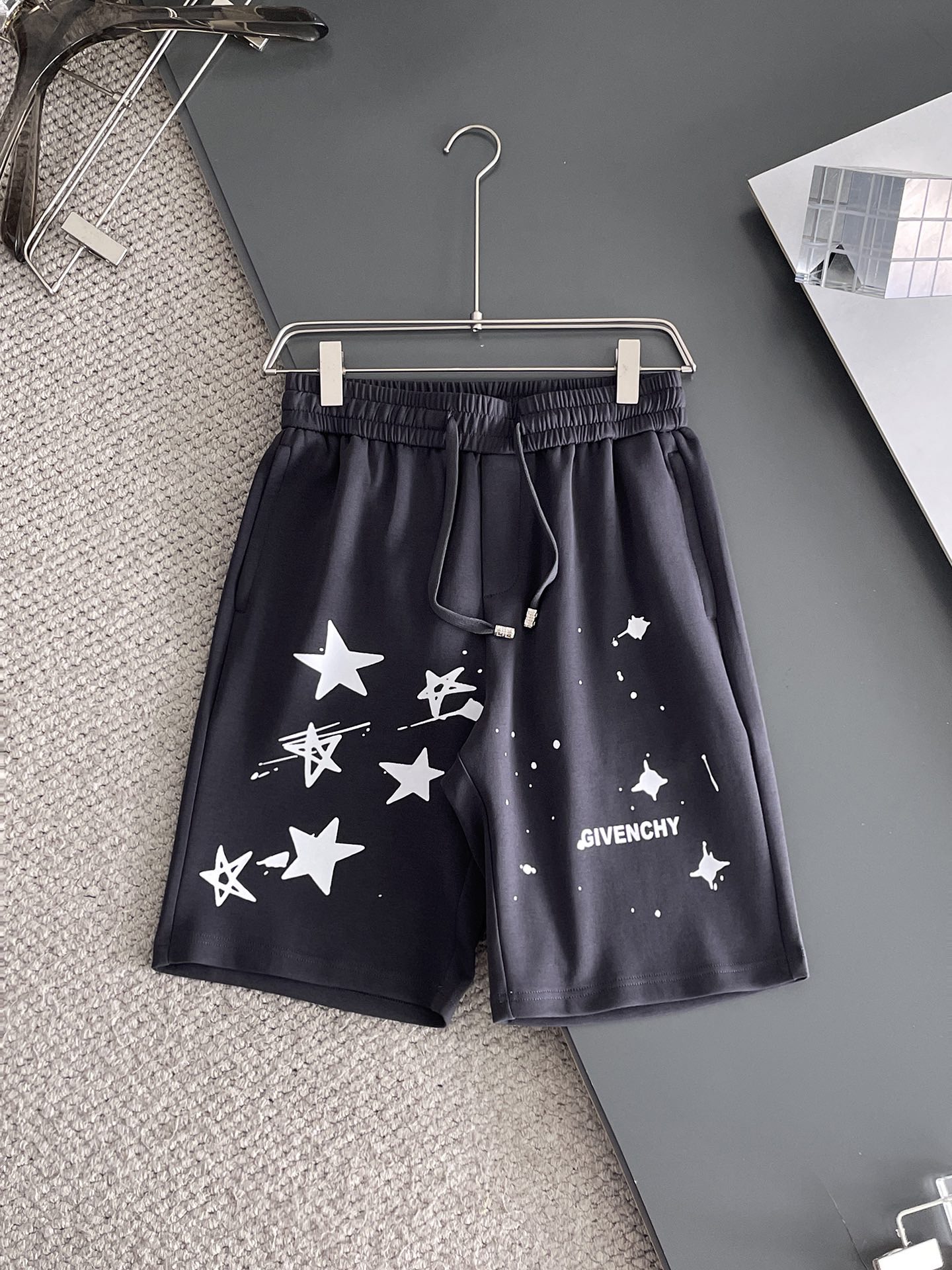 Top-Level Men’s Leisure Shorts with Custom Air-Skinned Fabric and Impeccable Details - 图片 1
