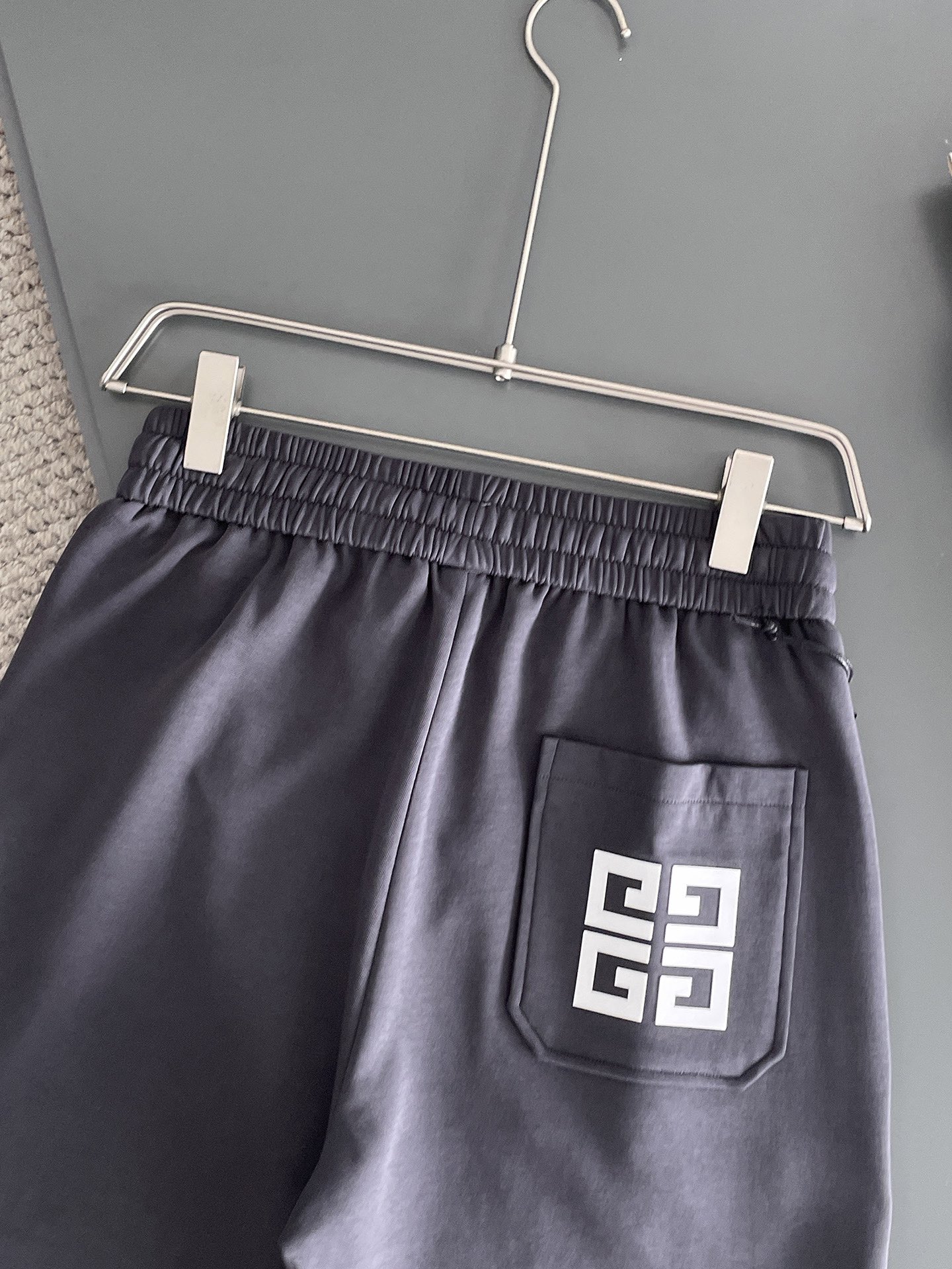 Top-Level Men’s Leisure Shorts with Custom Air-Skinned Fabric and Impeccable Details - 图片 8
