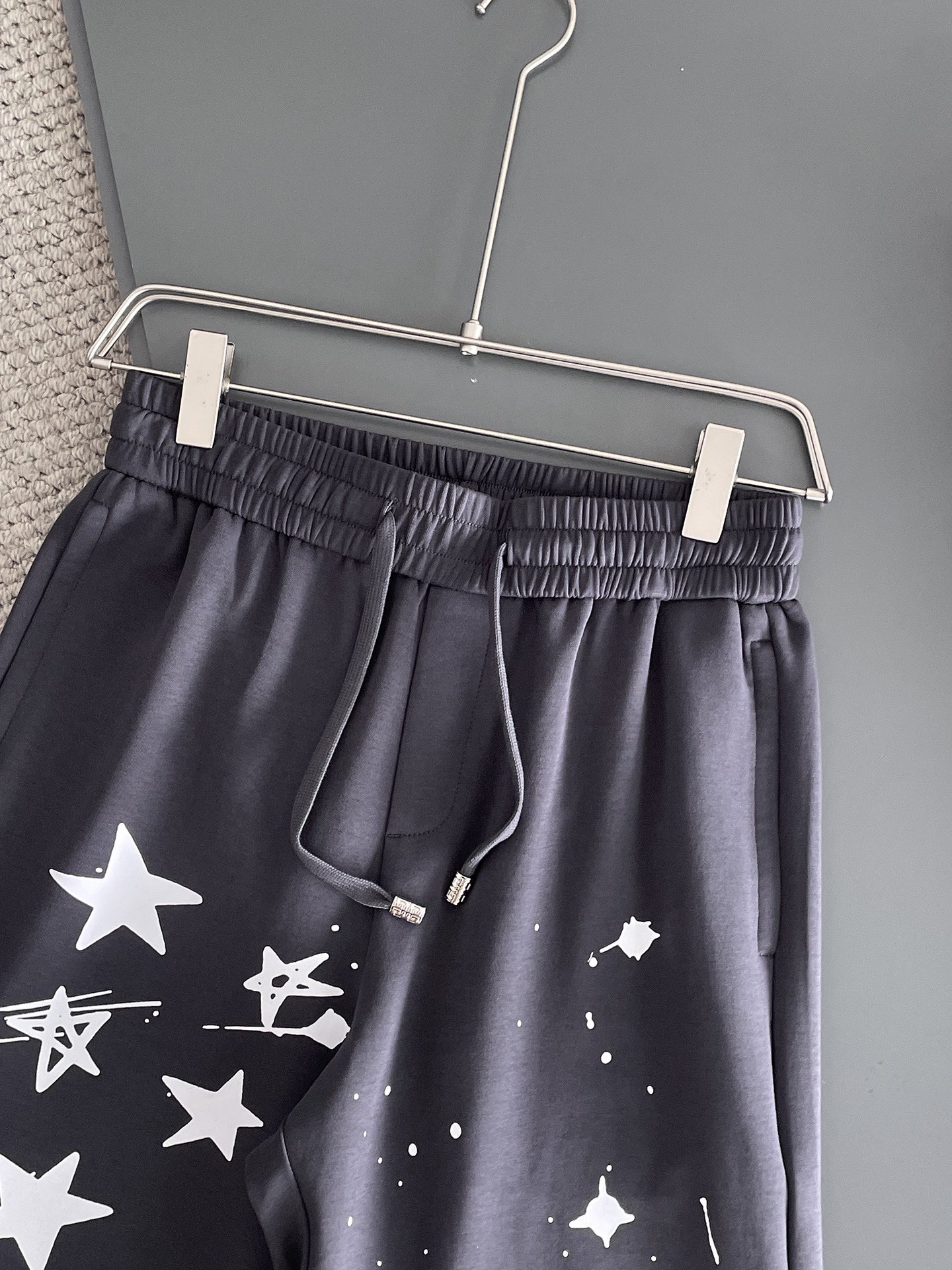 Top-Level Men’s Leisure Shorts with Custom Air-Skinned Fabric and Impeccable Details - 图片 3
