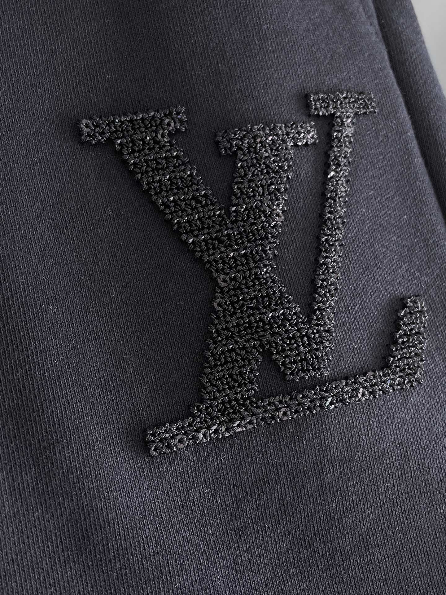    LV   三标齐全 2025夏季新款男士休闲短裤，高级定制面料透气面料 透气弹力舒适度极高，细节无