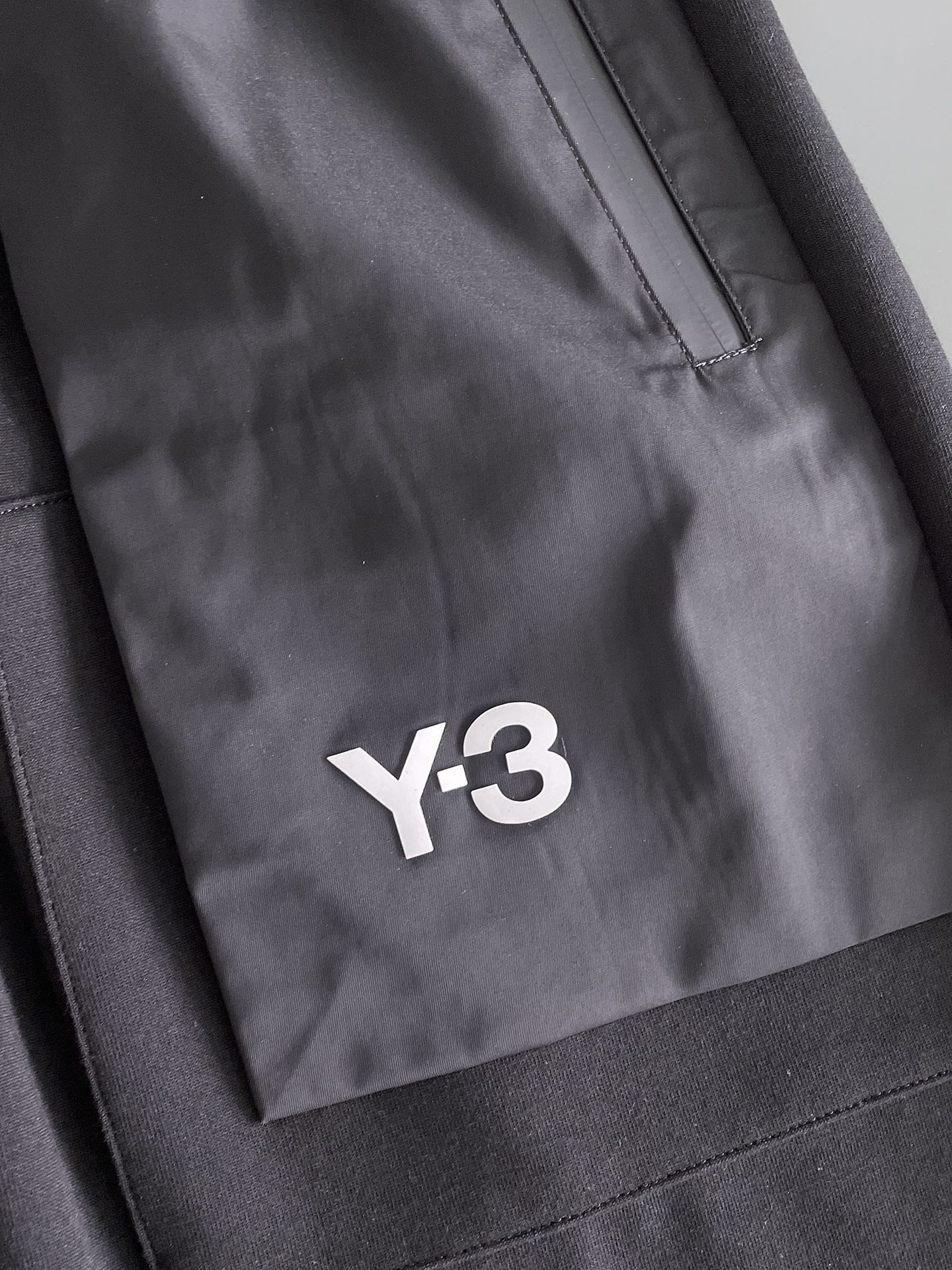    Y3   三标齐全 2025夏季新款男士休闲短裤，高级定制面料透气面料 透气弹力舒适度极高，细节无