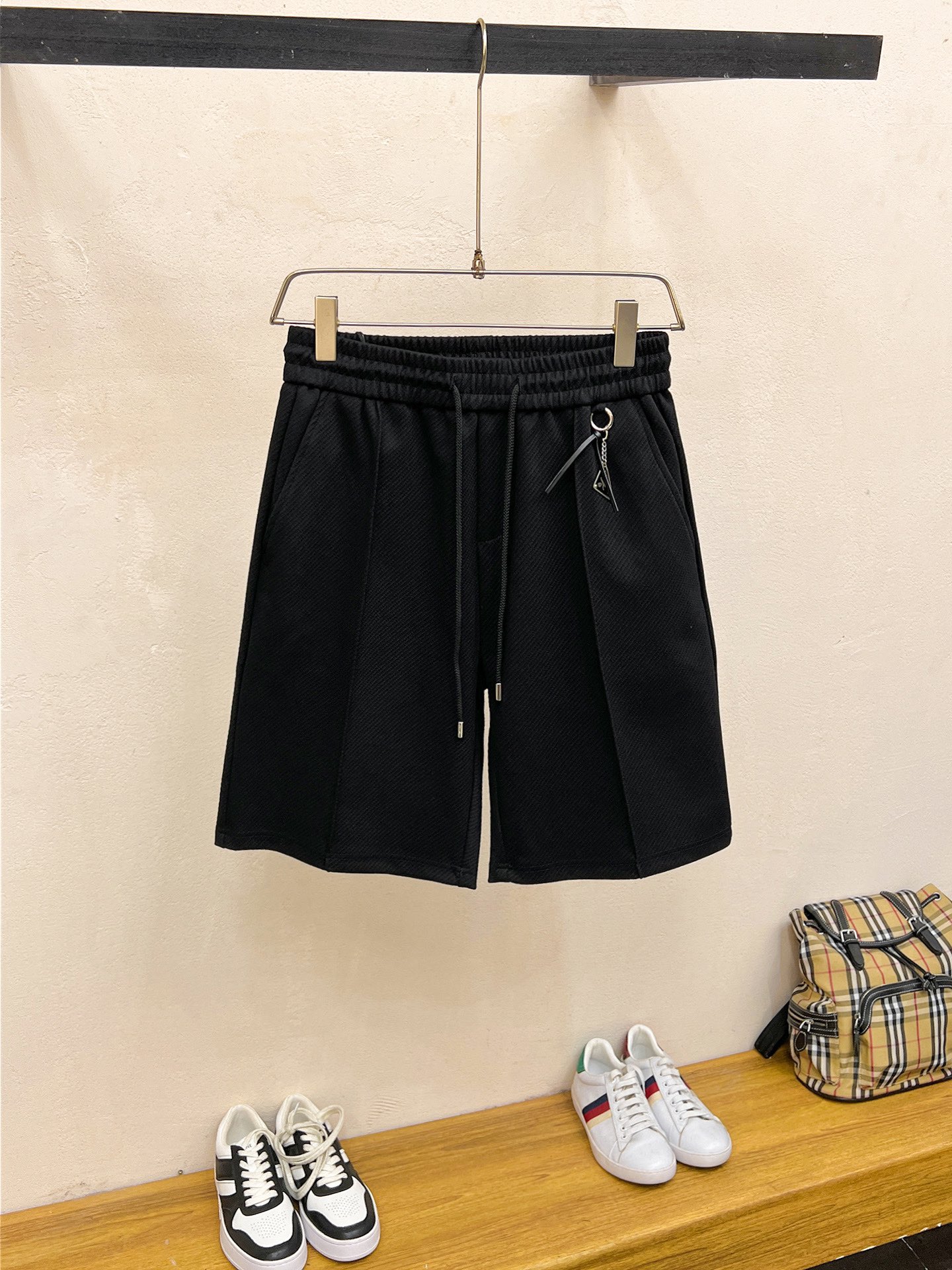 NO:449150,Prada has complete three standards. 2025 summer new men's casual shorts, high-end custom fabric breathable fabric, extremely breathable, elastic and comfortable, impeccable details, top-level auxiliary materials, original logo design concept, delicate and soft feel!  The upper body style is excellent!  Size M-XXXL order to report height and weight, prada, shorts, alexander wang19860909普拉达三标齐全 2025夏季新款男士休闲短裤,高级定制面料透气面料 透气弹力舒适度极高,细节无可挑剔,顶级辅料配备,原版logo设计理念,手感细腻柔软！上身版型超赞！尺码M-XXXL下单报身高体重,,prada,shorts,alexander wang,Men's clothing