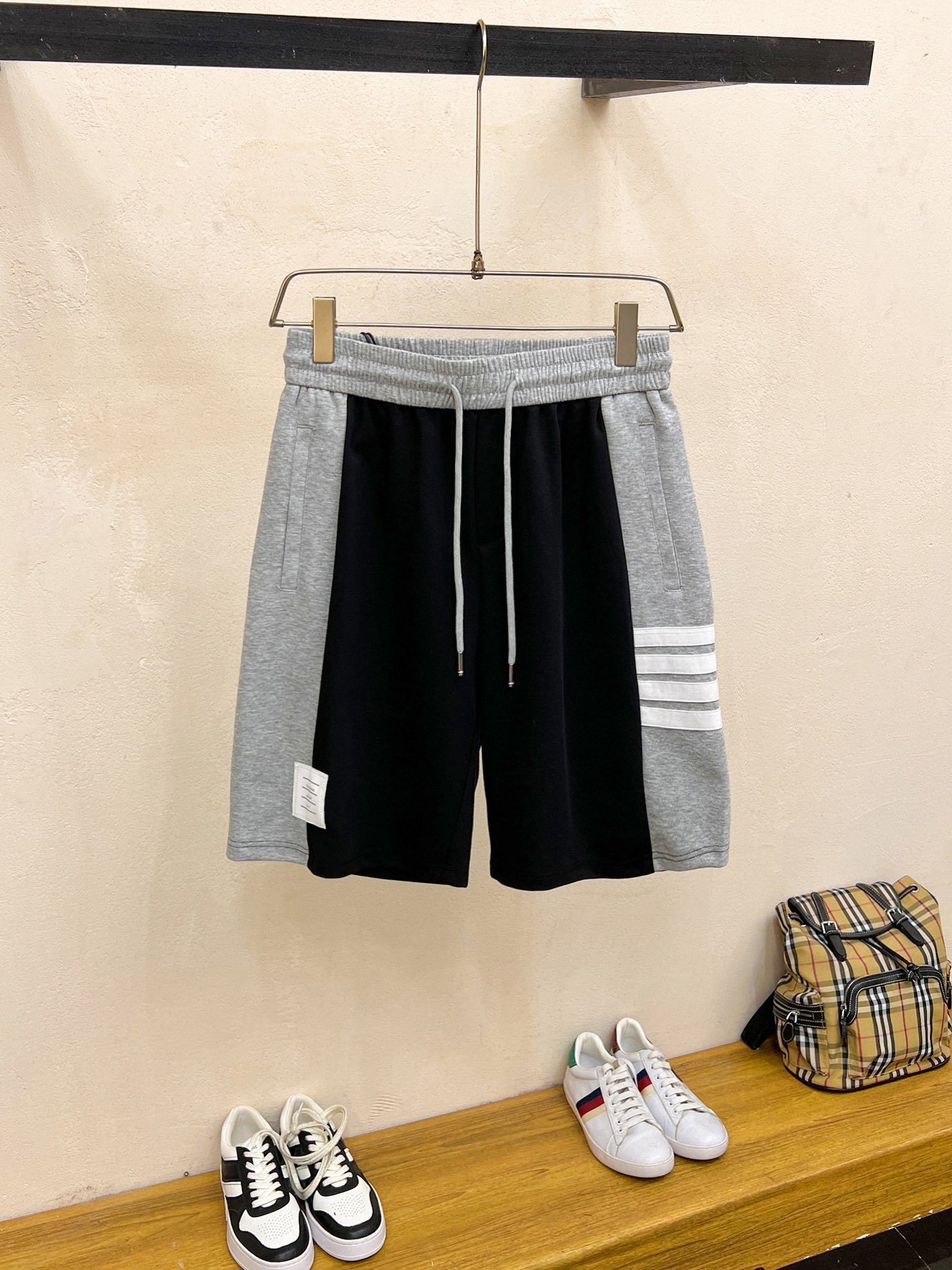 NO:449164,TB three standards are complete. 2025 summer new men's casual shorts, high-end custom fabric breathable fabric, extremely breathable, elastic and comfortable, impeccable details, top-level auxiliary materials, original logo design concept, delicate and soft feel!  The upper body style is excellent!  Size M-XXXL order to report height and weight, shorts, alexander wang19860909TB三标齐全 2025夏季新款男士休闲短裤,高级定制面料透气面料 透气弹力舒适度极高,细节无可挑剔,顶级辅料配备,原版logo设计理念,手感细腻柔软！上身版型超赞！尺码M-XXXL下单报身高体重,,shorts,alexander wang,Men's clothing