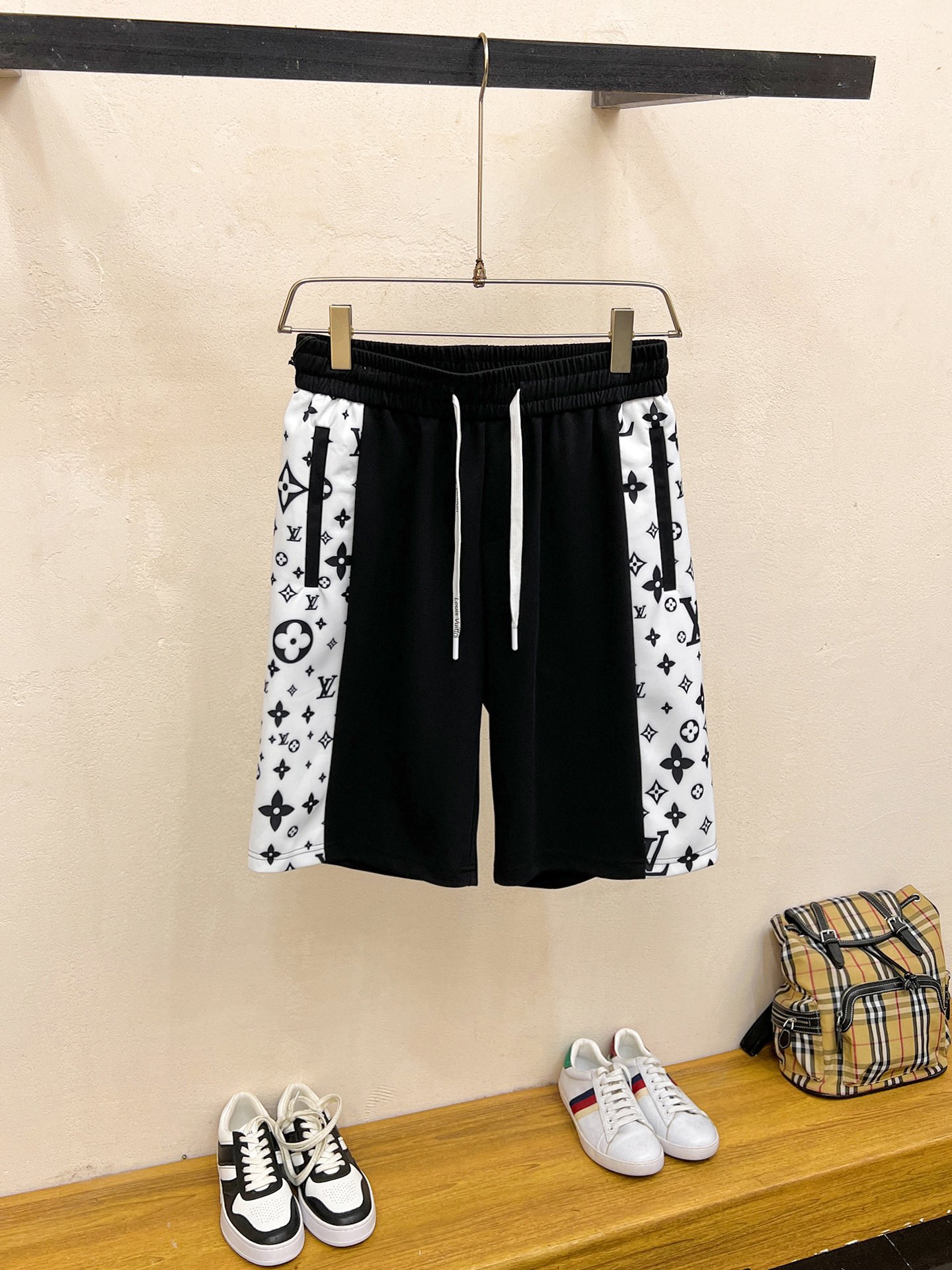 NO:449157,The LV three-standard new 2025 summer casual shorts, high-end custom fabric breathable fabric, extremely breathable, elastic and comfortable, impeccable details, top-level auxiliary materials, original logo design concept, delicate and soft feel!  The upper body style is excellent!  Size M-XXXL order to report height and weight, louis vuitton, shorts, alexander wang19860909LV三标齐全 2025夏季新款男士休闲短裤,高级定制面料透气面料 透气弹力舒适度极高,细节无可挑剔,顶级辅料配备,原版logo设计理念,手感细腻柔软！上身版型超赞！尺码M-XXXL下单报身高体重,,louis vuitton,shorts,alexander wang,Men's clothing