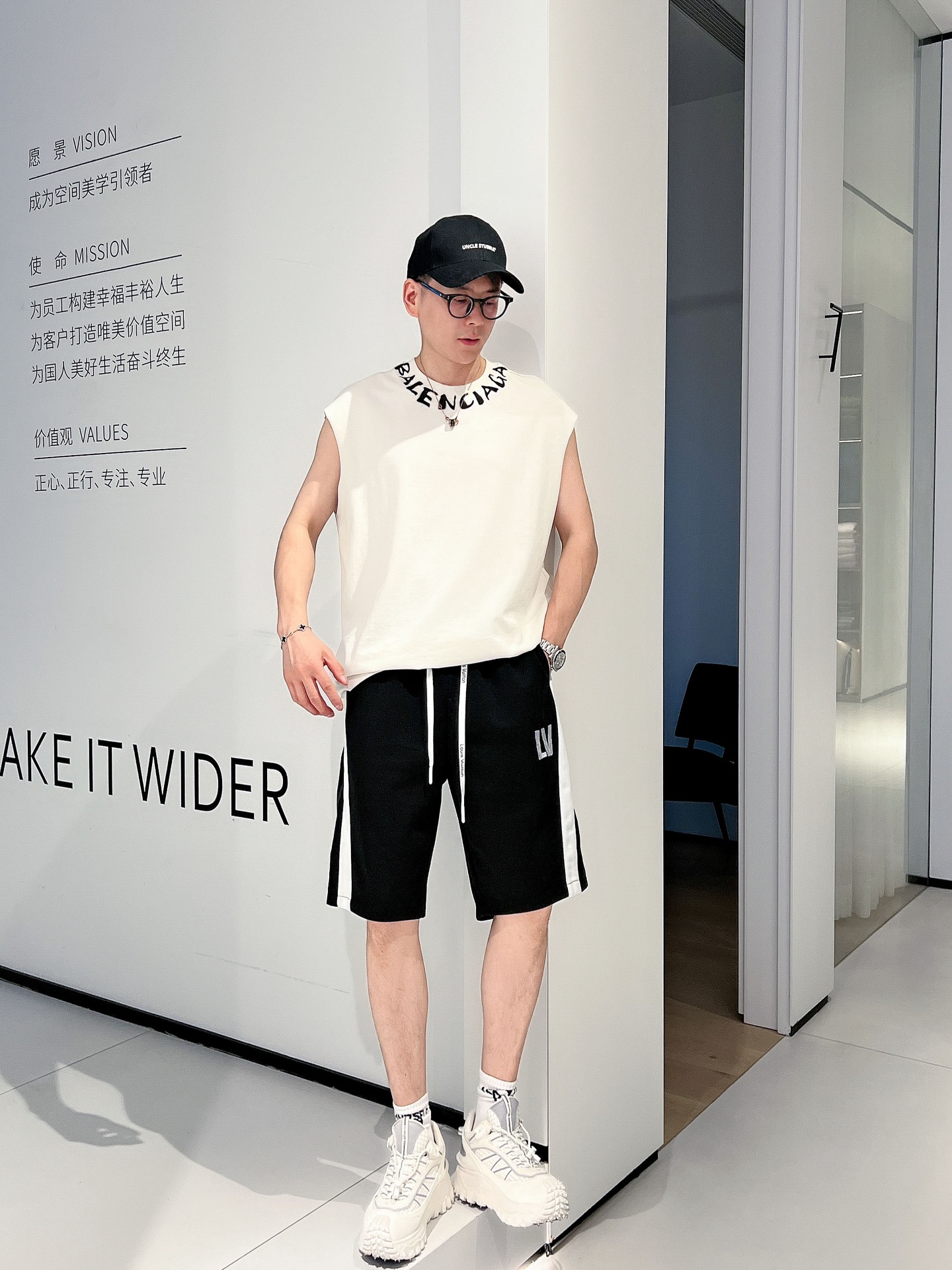 LV 三标齐全 2026夏季新款男士休闲短裤,高级定制面料透气面料 透气弹力舒适度极高,细节无可挑剔,顶级辅料配 LV 三标齐全 2026夏季新款男士休闲短裤,高级定制面料透气面料 透气弹力舒适度极高,细节无可挑剔,顶级辅料配