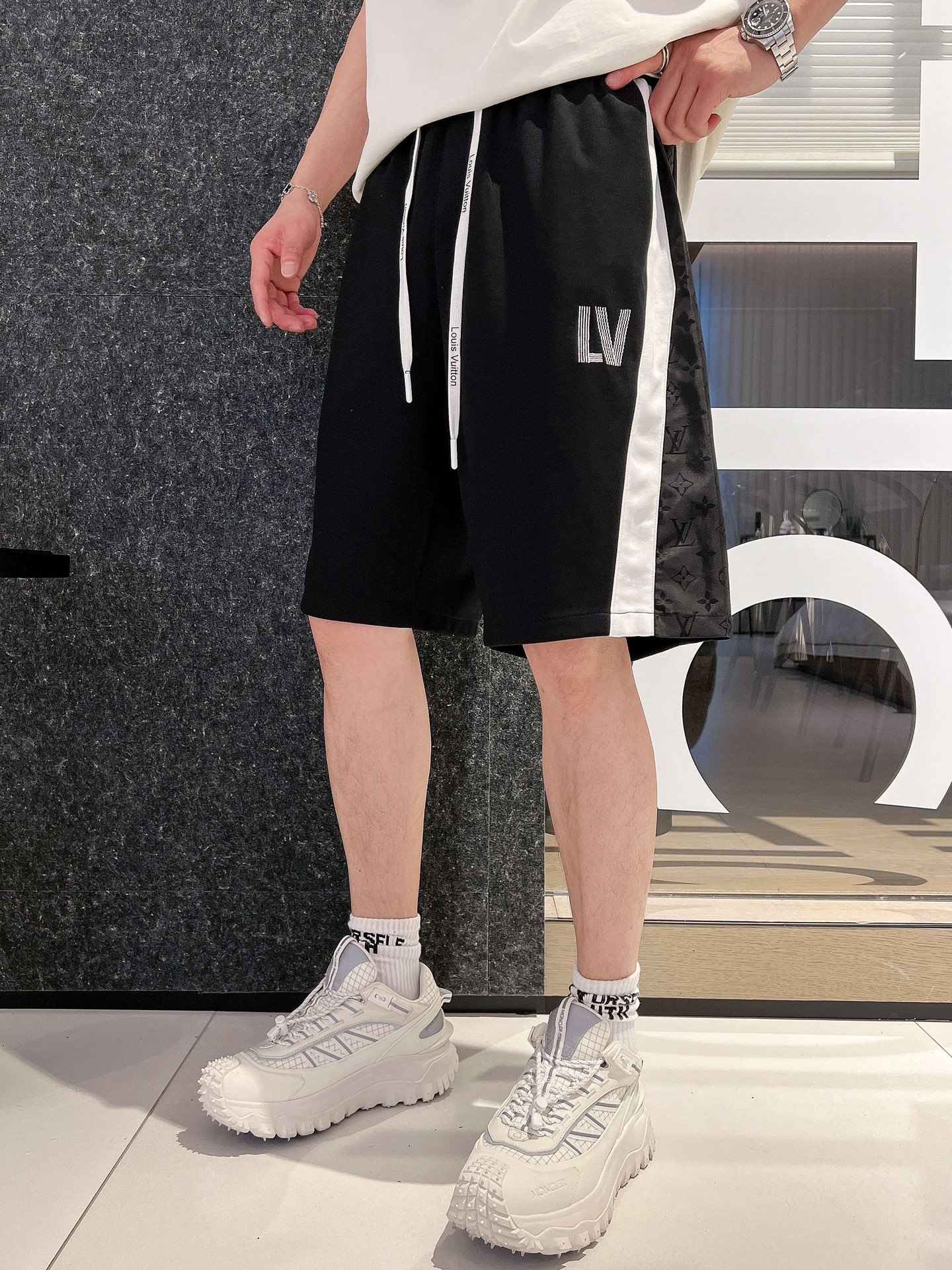 LV 三标齐全 2026夏季新款男士休闲短裤,高级定制面料透气面料 透气弹力舒适度极高,细节无可挑剔,顶级辅料配 LV 三标齐全 2026夏季新款男士休闲短裤,高级定制面料透气面料 透气弹力舒适度极高,细节无可挑剔,顶级辅料配