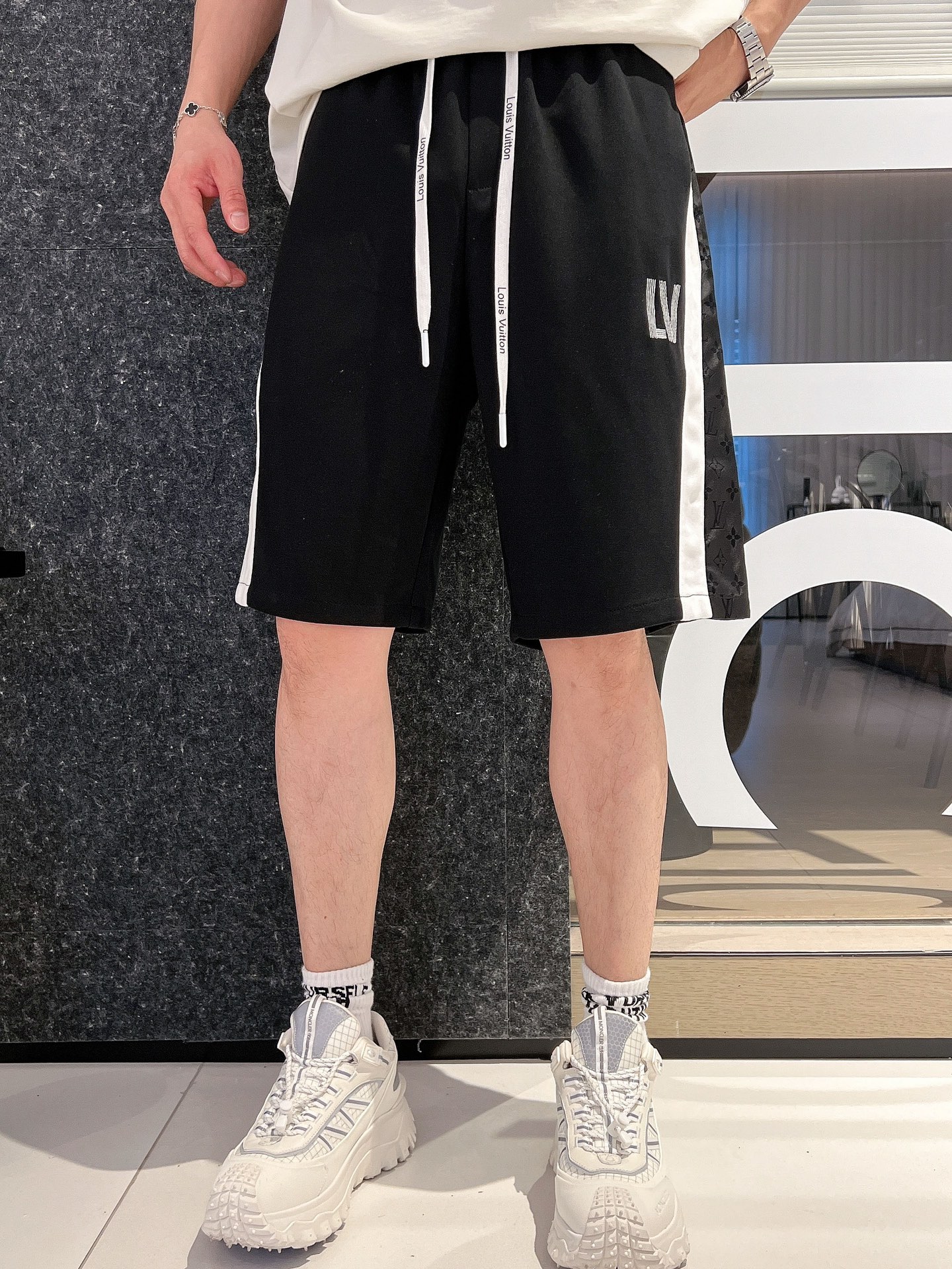 LV 三标齐全 2026夏季新款男士休闲短裤,高级定制面料透气面料 透气弹力舒适度极高,细节无可挑剔,顶级辅料配 LV 三标齐全 2026夏季新款男士休闲短裤,高级定制面料透气面料 透气弹力舒适度极高,细节无可挑剔,顶级辅料配