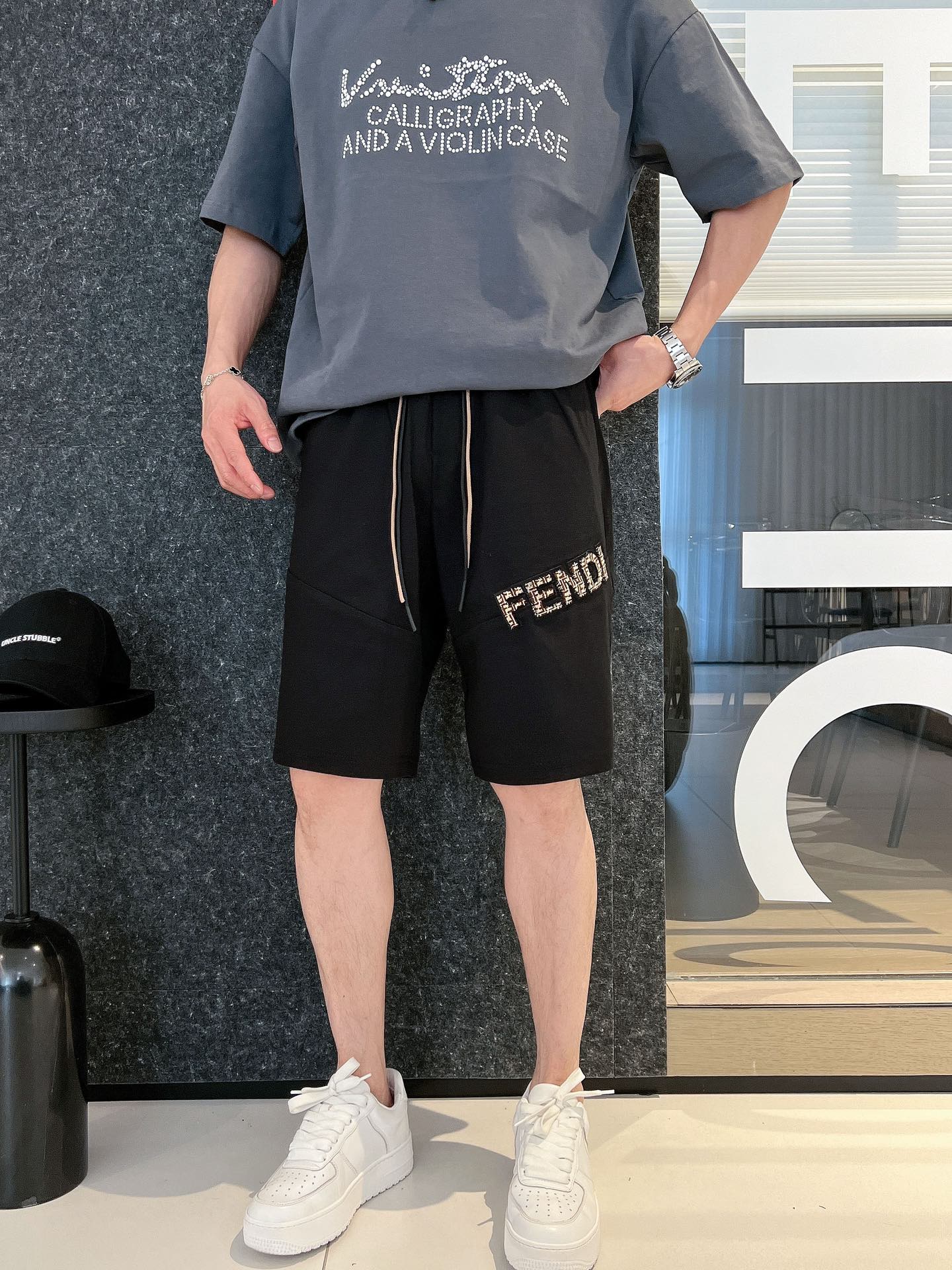 芬迪 三标齐全 2026夏季新款男士休闲短裤,高级定制面料透气面料 透气弹力舒适度极高,细节无可挑剔,顶级辅料配 芬迪 三标齐全 2026夏季新款男士休闲短裤,高级定制面料透气面料 透气弹力舒适度极高,细节无可挑剔,顶级辅料配