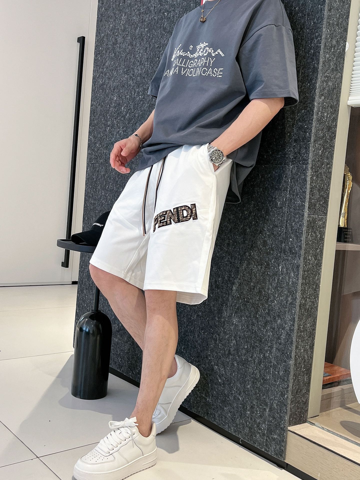 芬迪 三标齐全 2026夏季新款男士休闲短裤,高级定制面料透气面料 透气弹力舒适度极高,细节无可挑剔,顶级辅料配 芬迪 三标齐全 2026夏季新款男士休闲短裤,高级定制面料透气面料 透气弹力舒适度极高,细节无可挑剔,顶级辅料配