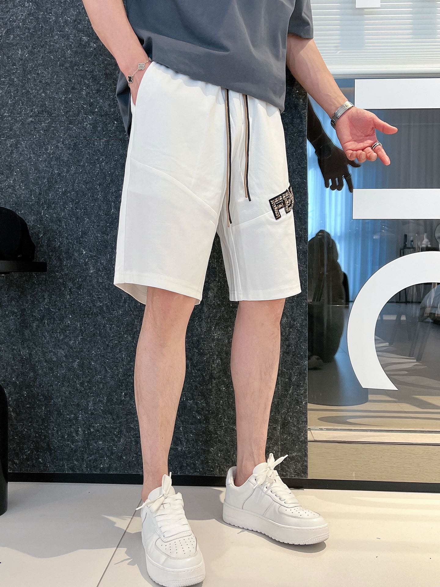 芬迪 三标齐全 2026夏季新款男士休闲短裤,高级定制面料透气面料 透气弹力舒适度极高,细节无可挑剔,顶级辅料配 芬迪 三标齐全 2026夏季新款男士休闲短裤,高级定制面料透气面料 透气弹力舒适度极高,细节无可挑剔,顶级辅料配