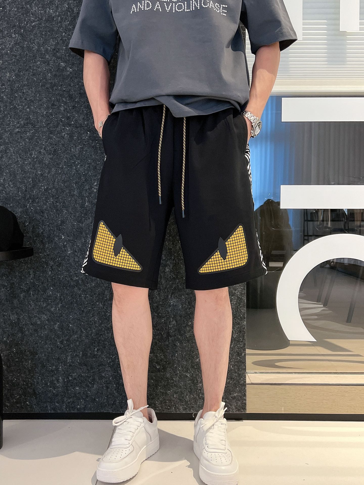 芬迪 三标齐全 2026夏季新款男士休闲短裤,高级定制面料透气面料 透气弹力舒适度极高,细节无可挑剔,顶级辅料配 芬迪 三标齐全 2026夏季新款男士休闲短裤,高级定制面料透气面料 透气弹力舒适度极高,细节无可挑剔,顶级辅料配