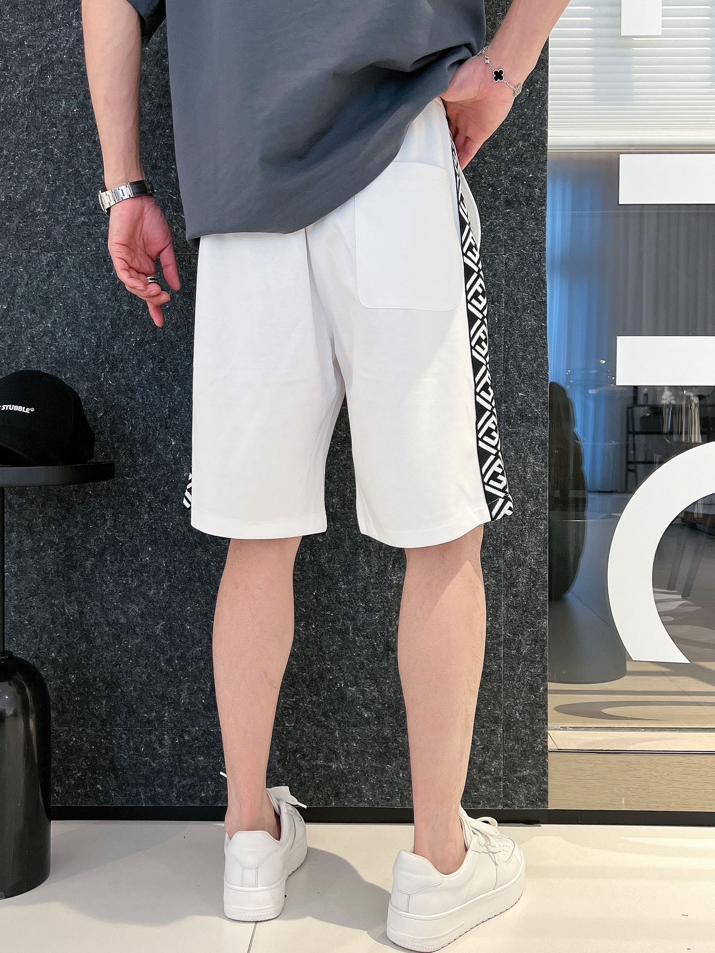 芬迪 三标齐全 2026夏季新款男士休闲短裤,高级定制面料透气面料 透气弹力舒适度极高,细节无可挑剔,顶级辅料配 芬迪 三标齐全 2026夏季新款男士休闲短裤,高级定制面料透气面料 透气弹力舒适度极高,细节无可挑剔,顶级辅料配