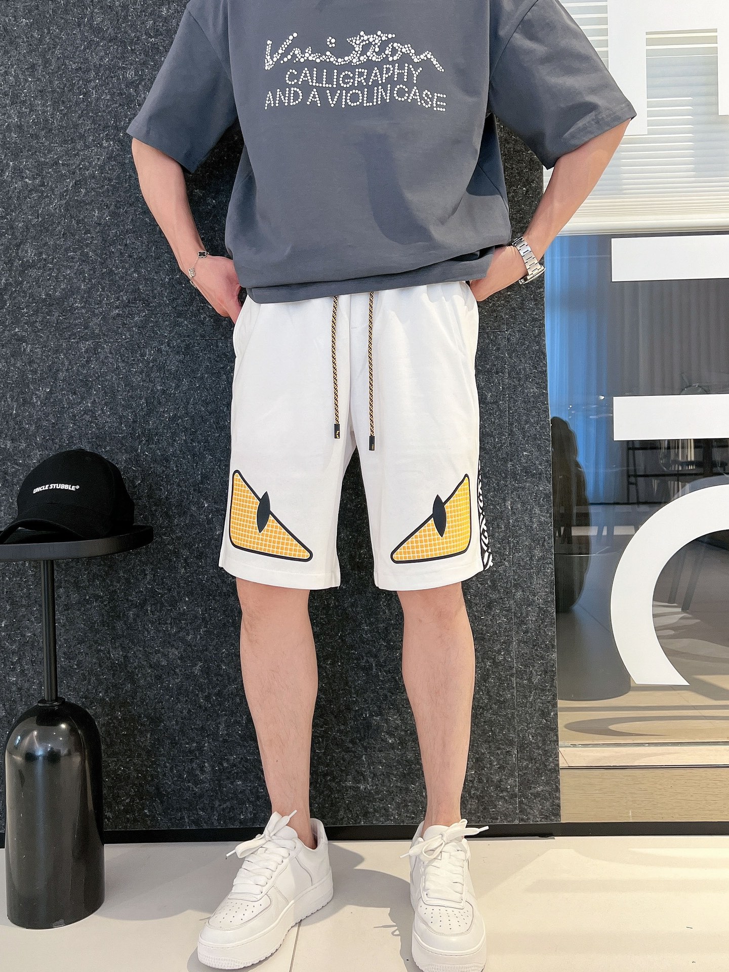 芬迪 三标齐全 2026夏季新款男士休闲短裤,高级定制面料透气面料 透气弹力舒适度极高,细节无可挑剔,顶级辅料配 芬迪 三标齐全 2026夏季新款男士休闲短裤,高级定制面料透气面料 透气弹力舒适度极高,细节无可挑剔,顶级辅料配