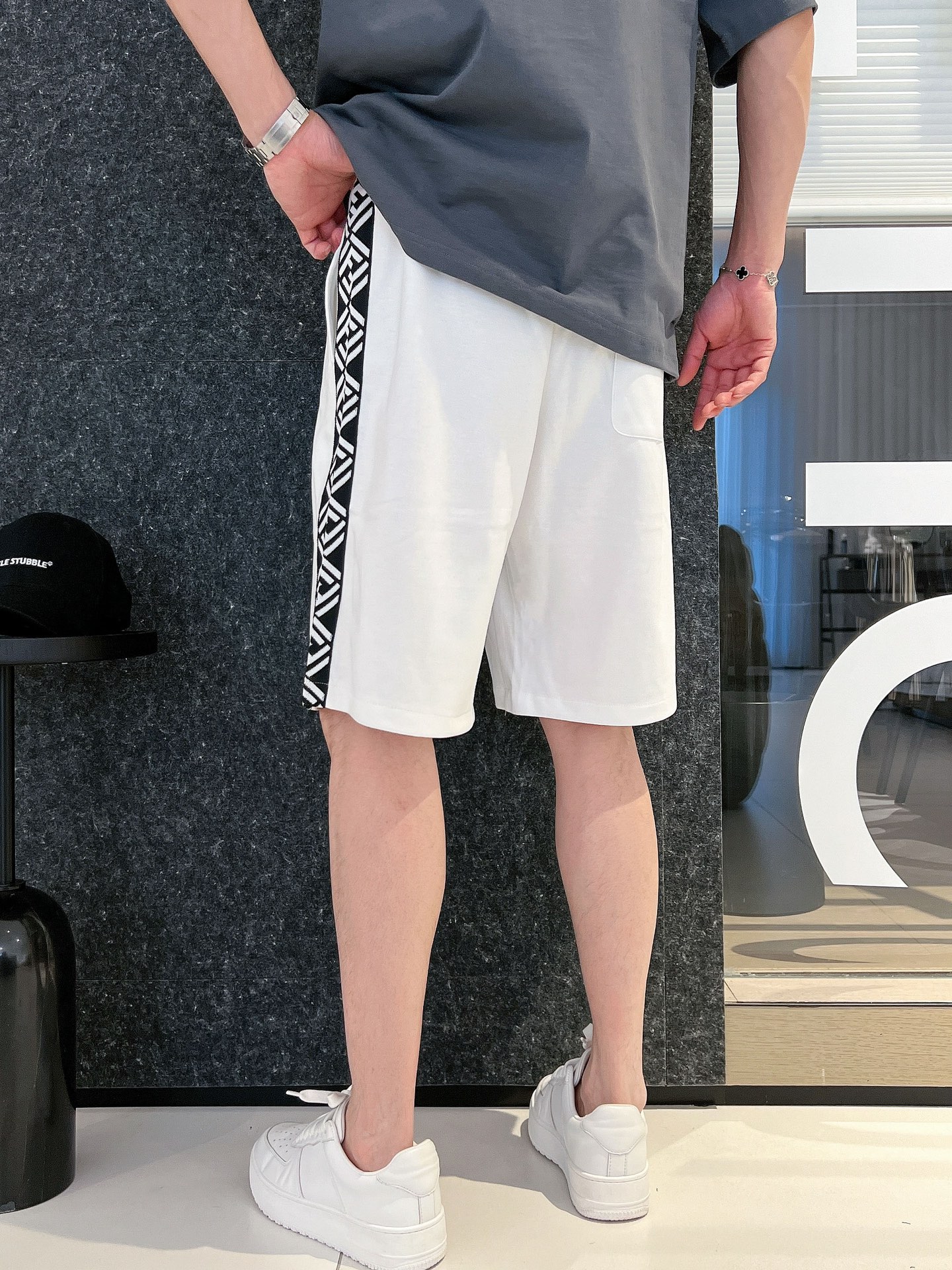 芬迪 三标齐全 2026夏季新款男士休闲短裤,高级定制面料透气面料 透气弹力舒适度极高,细节无可挑剔,顶级辅料配 芬迪 三标齐全 2026夏季新款男士休闲短裤,高级定制面料透气面料 透气弹力舒适度极高,细节无可挑剔,顶级辅料配