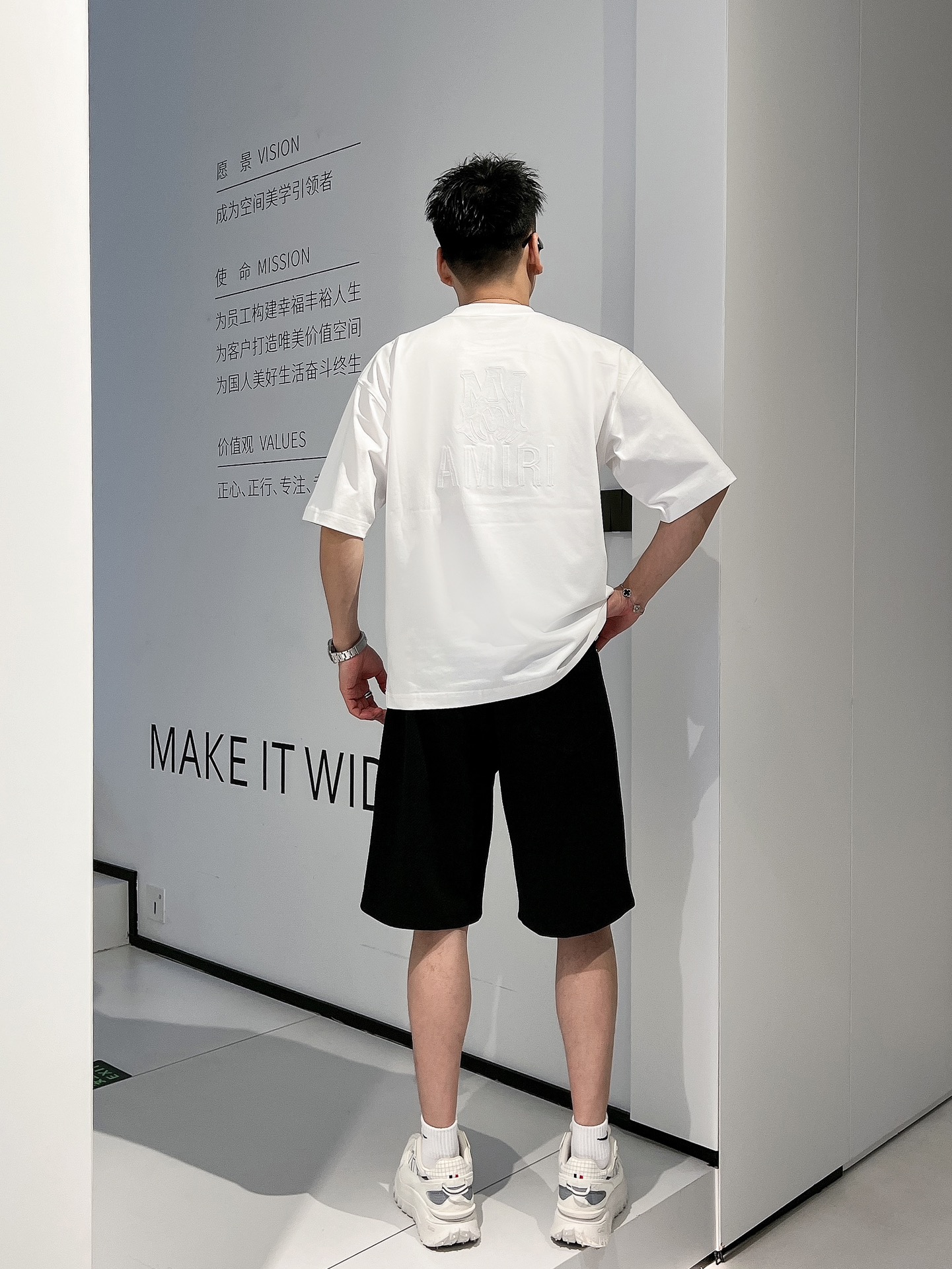 LV 三标齐全 2026夏季新款男士休闲短裤,高级定制面料透气面料 透气弹力舒适度极高,细节无可挑剔,顶级辅料配 LV 三标齐全 2026夏季新款男士休闲短裤,高级定制面料透气面料 透气弹力舒适度极高,细节无可挑剔,顶级辅料配