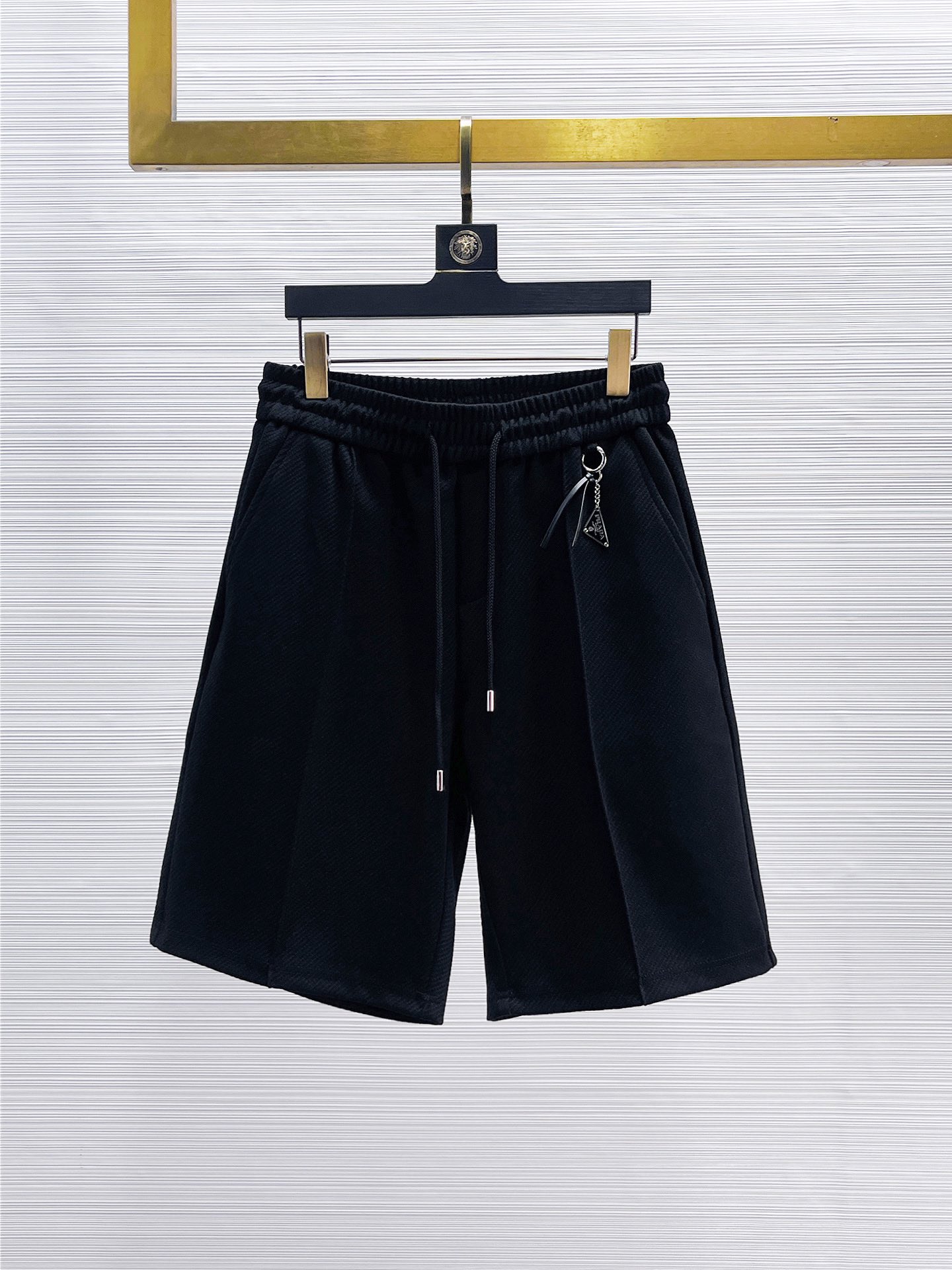 NO:140933,Prada has complete three standards. New summer casual shorts for men, high-end custom fabric breathable fabric, extremely breathable elastic and comfortable, impeccable details, top-level auxiliary materials, original logo design concept, delicate and soft feel!  The upper body style is excellent!  Size M-XXXL order to report height and weight, prada, shorts, alexander wang19860909普拉达 三标齐全 夏季新款男士休闲短裤,高级定制面料透气面料 透气弹力舒适度极高,细节无可挑剔,顶级辅料配备,原版logo设计理念,手感细腻柔软！上身版型超赞！尺码M-XXXL下单报身高体重,,prada,shorts,alexander wang,Men's clothing