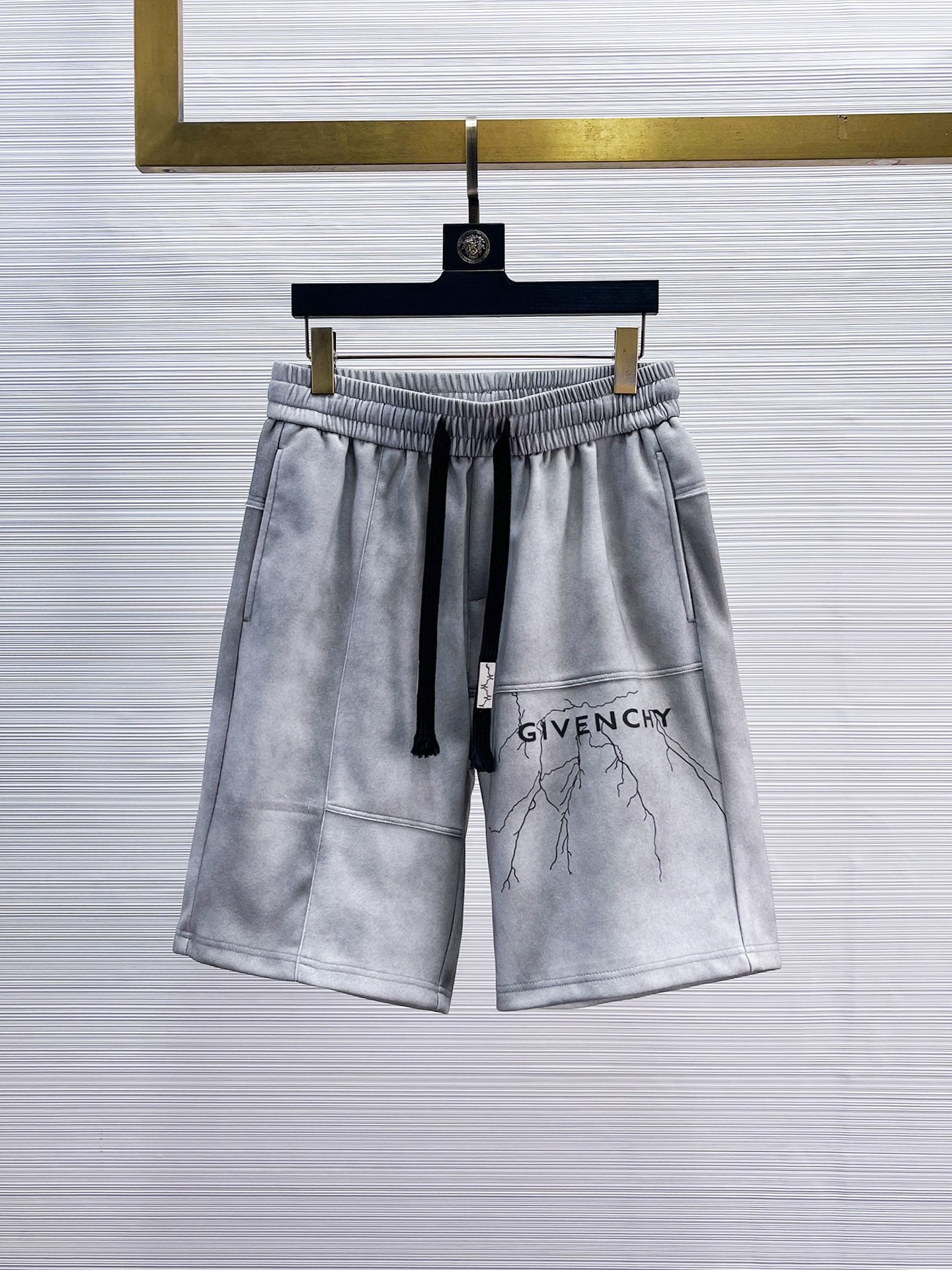 NO:140930,Givenchy has complete three standards. New summer casual shorts for men, high-end custom fabric breathable fabric, extremely breathable, elastic and comfortable, impeccable details, top-level auxiliary materials, original logo design concept, delicate and soft feel!  The upper body style is excellent!  Size M-XXXL order to report height and weight, given, shorts, alexander wang19860909纪梵希 三标齐全 夏季新款男士休闲短裤,高级定制面料透气面料 透气弹力舒适度极高,细节无可挑剔,顶级辅料配备,原版logo设计理念,手感细腻柔软！上身版型超赞！尺码M-XXXL下单报身高体重,,givenchy,shorts,alexander wang,Men's clothing