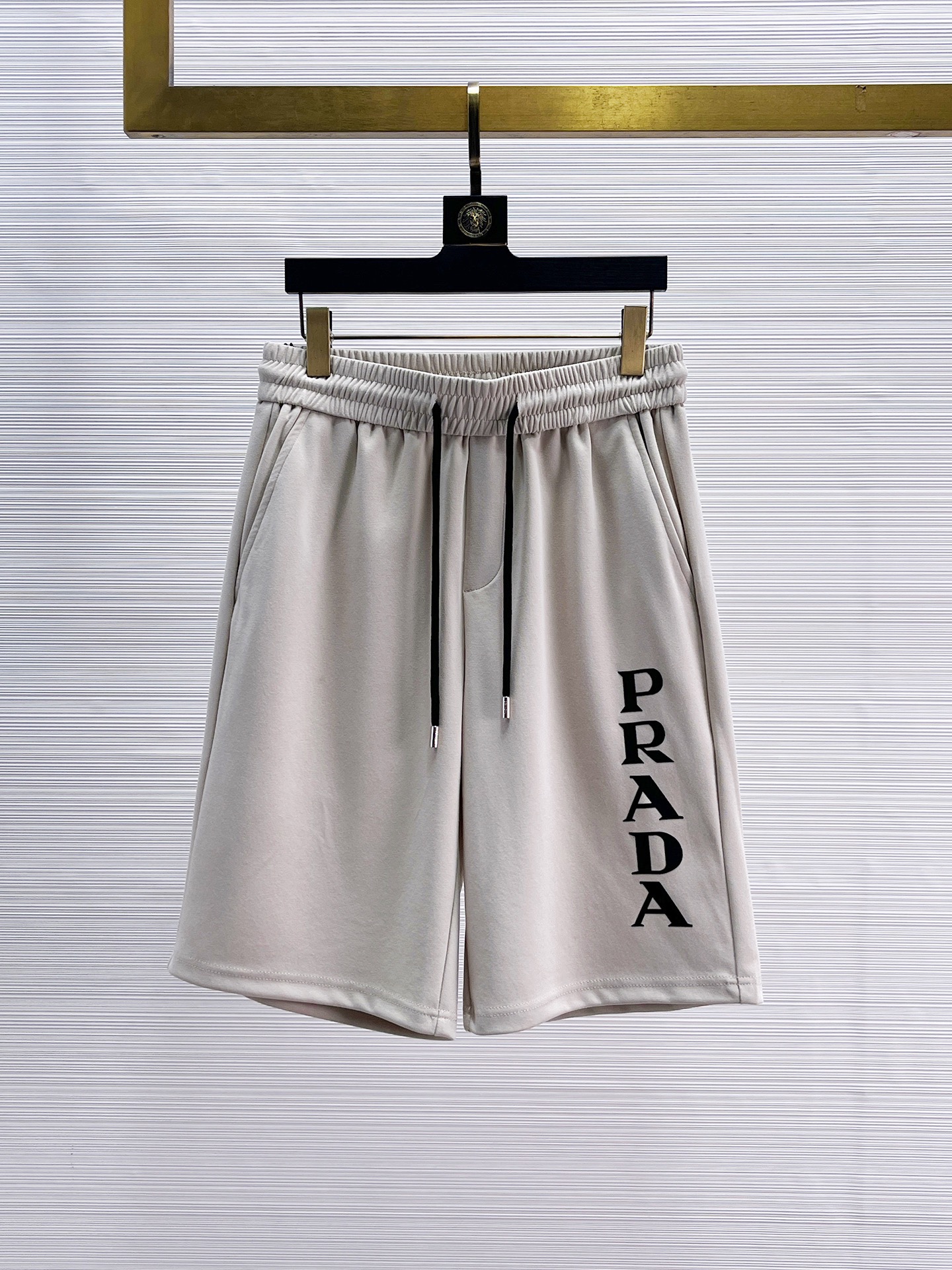 NO:140919,Prada has complete three standards. New summer casual shorts for men, high-end custom fabric breathable fabric, extremely breathable elastic and comfortable, impeccable details, top-level auxiliary materials, original logo design concept, delicate and soft feel!  The upper body style is excellent!  Size M-XXXL order to report height and weight, prada, shorts, alexander wang19860909普拉达 三标齐全 夏季新款男士休闲短裤,高级定制面料透气面料 透气弹力舒适度极高,细节无可挑剔,顶级辅料配备,原版logo设计理念,手感细腻柔软！上身版型超赞！尺码M-XXXL下单报身高体重,,prada,shorts,alexander wang,Men's clothing