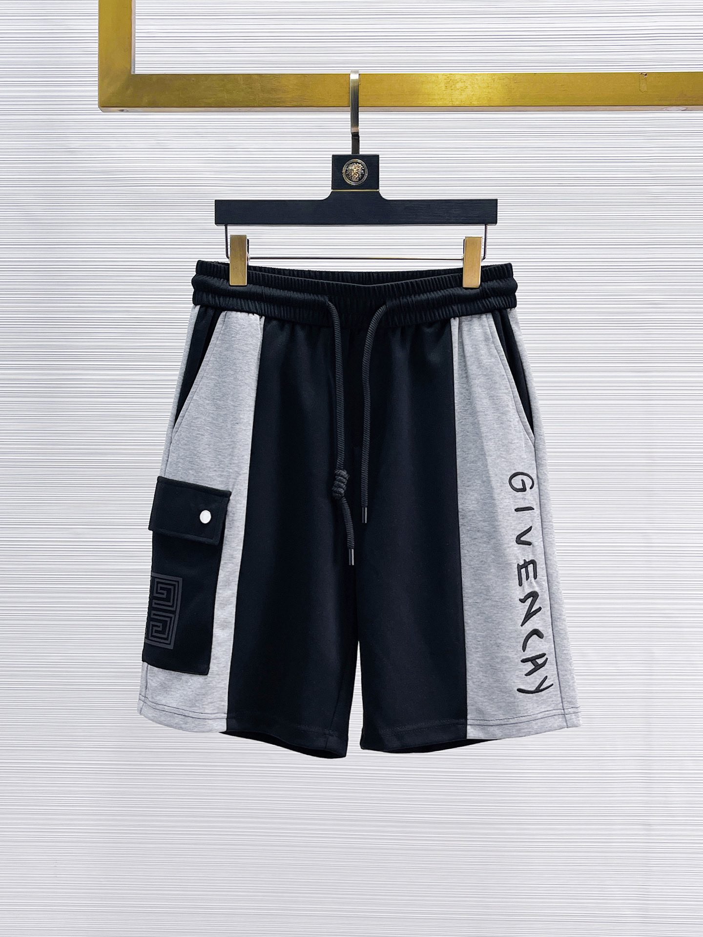 NO:140944,Givenchy has complete three standards. New summer casual shorts for men, high-end custom fabric breathable fabric, extremely breathable, elastic and comfortable, impeccable details, top-level auxiliary materials, original logo design concept, delicate and soft feel!  The upper body style is excellent!  Size M-XXXL order to report height and weight, given, shorts, alexander wang19860909纪梵希 三标齐全 夏季新款男士休闲短裤,高级定制面料透气面料 透气弹力舒适度极高,细节无可挑剔,顶级辅料配备,原版logo设计理念,手感细腻柔软！上身版型超赞！尺码M-XXXL下单报身高体重,,givenchy,shorts,alexander wang,Men's clothing
