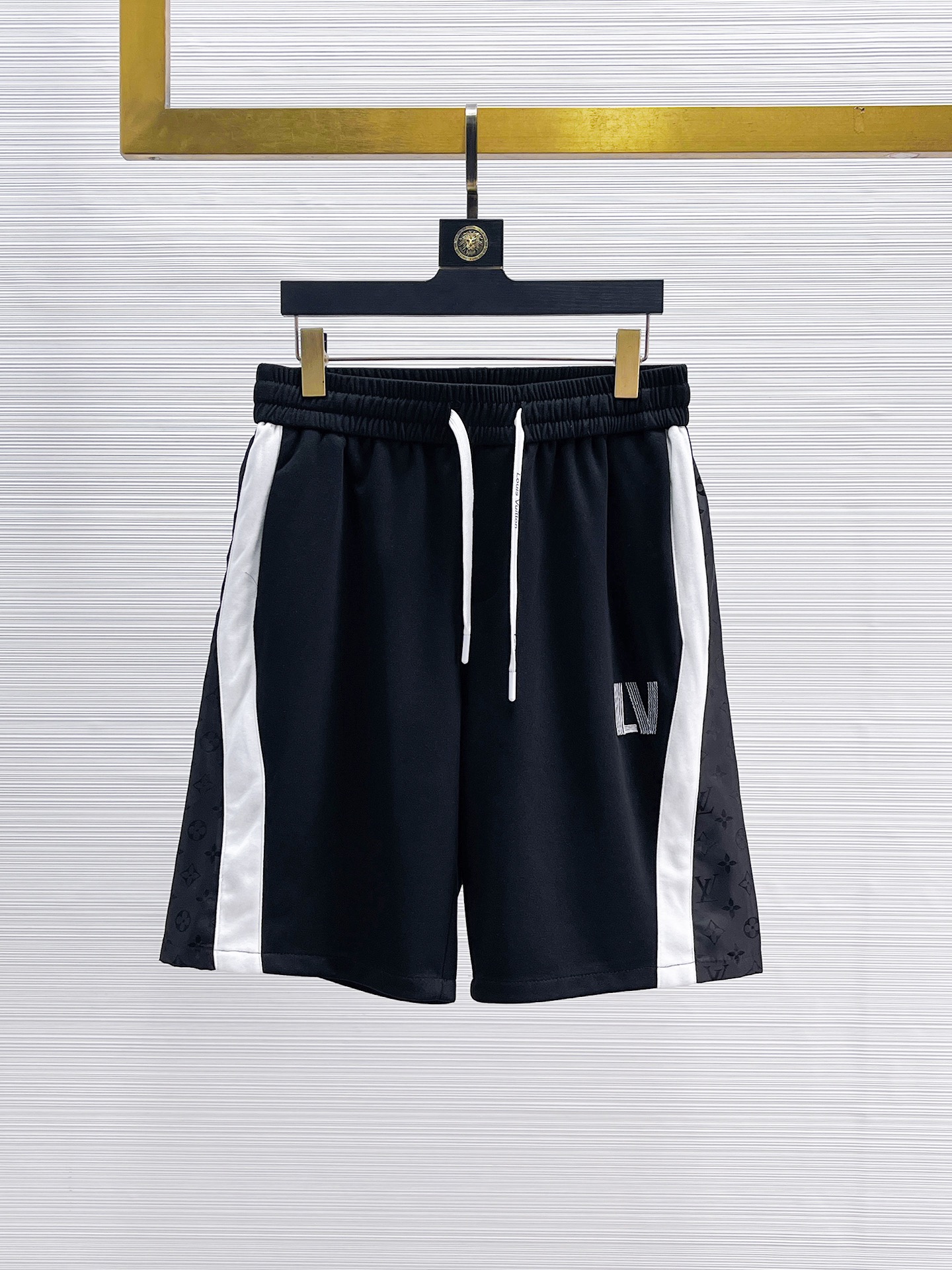 NO:140938,LV has complete three standards. New summer casual shorts for men, high-end custom fabric breathable fabric, extremely breathable, elastic and comfortable, impeccable details, top-level auxiliary materials, original logo design concept, delicate and soft feel!  The upper body style is excellent!  Size M-XXXL order to report height and weight, louis vuitton, shorts, alexander wang19860909LV 三标齐全 夏季新款男士休闲短裤,高级定制面料透气面料 透气弹力舒适度极高,细节无可挑剔,顶级辅料配备,原版logo设计理念,手感细腻柔软！上身版型超赞！尺码M-XXXL下单报身高体重,,louis vuitton,shorts,alexander wang,Men's clothing