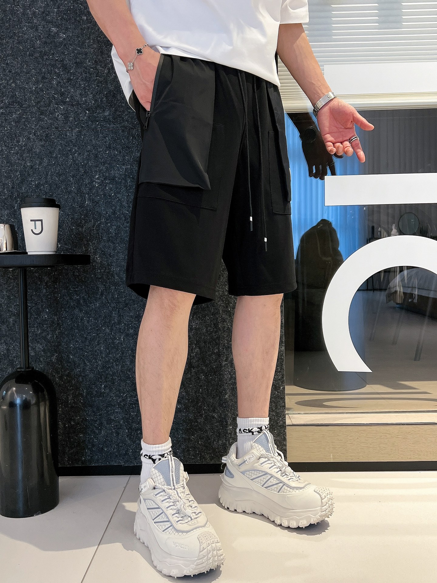 “Men’s Recreational Shorts with Custom Air-Escalation and High-Escalation Design” - 图片 4