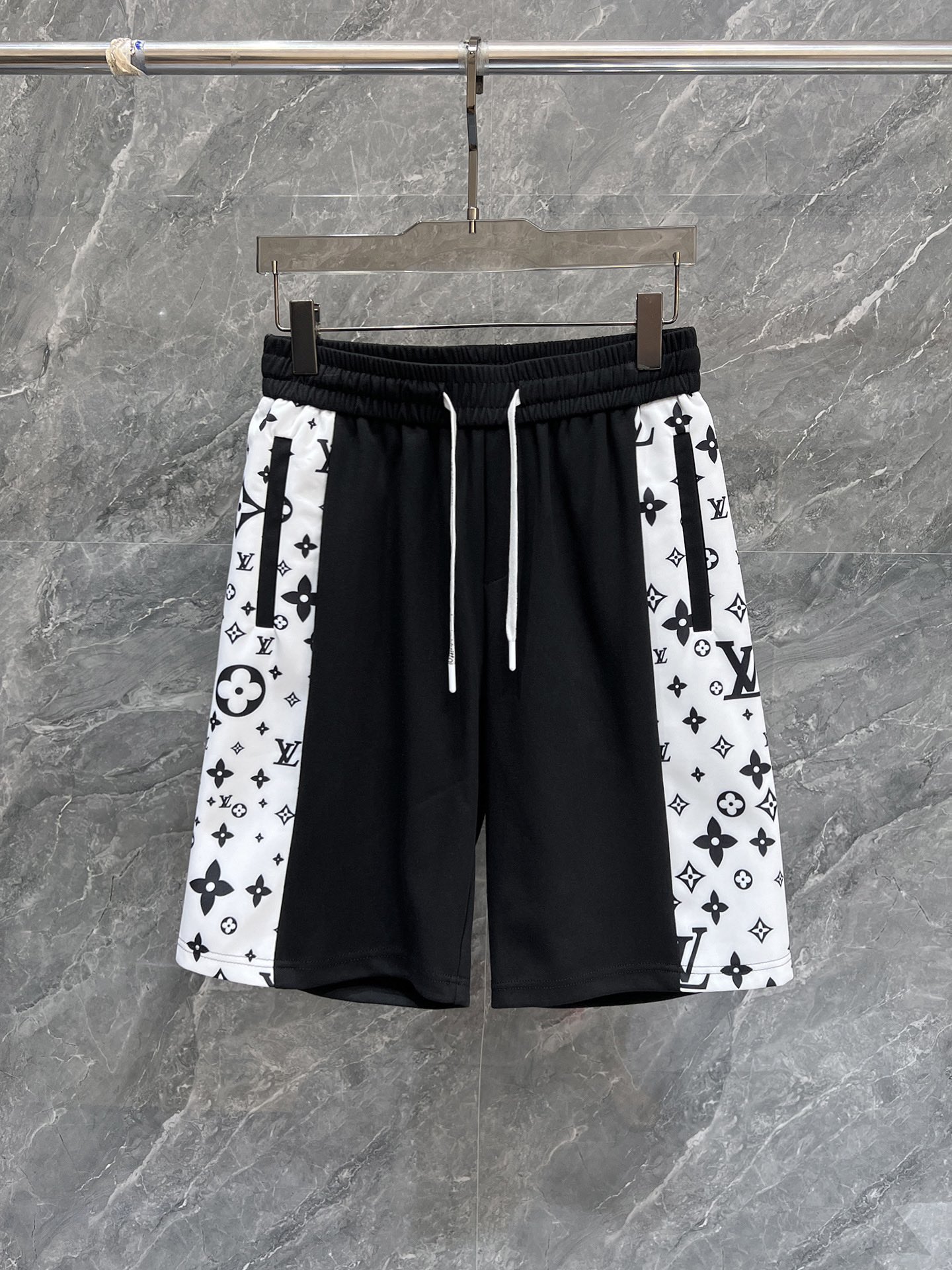 NO:838820,Special price LV three-label complete 2026 summer new men's casual shorts, advanced custom-made breathable fabrics, extremely breathable, elastic and comfortable, impeccable details, top-grade accessories, original logo design concept, delicate and soft feel!  The upper body fit is awesome!  Sizes M-XXXL, please state your height and weight when ordering,,louis vuitton,shorts,19860909特价 LV 三标齐全 2026夏季新款男士休闲短裤,高级定制面料透气面料 透气弹力舒适度极高,细节无可挑剔,顶级辅料配备,原版logo设计理念,手感细腻柔软！上身版型超赞！尺码M-XXXL下单报身高体重,,louis vuitton,shorts,,Men's clothing