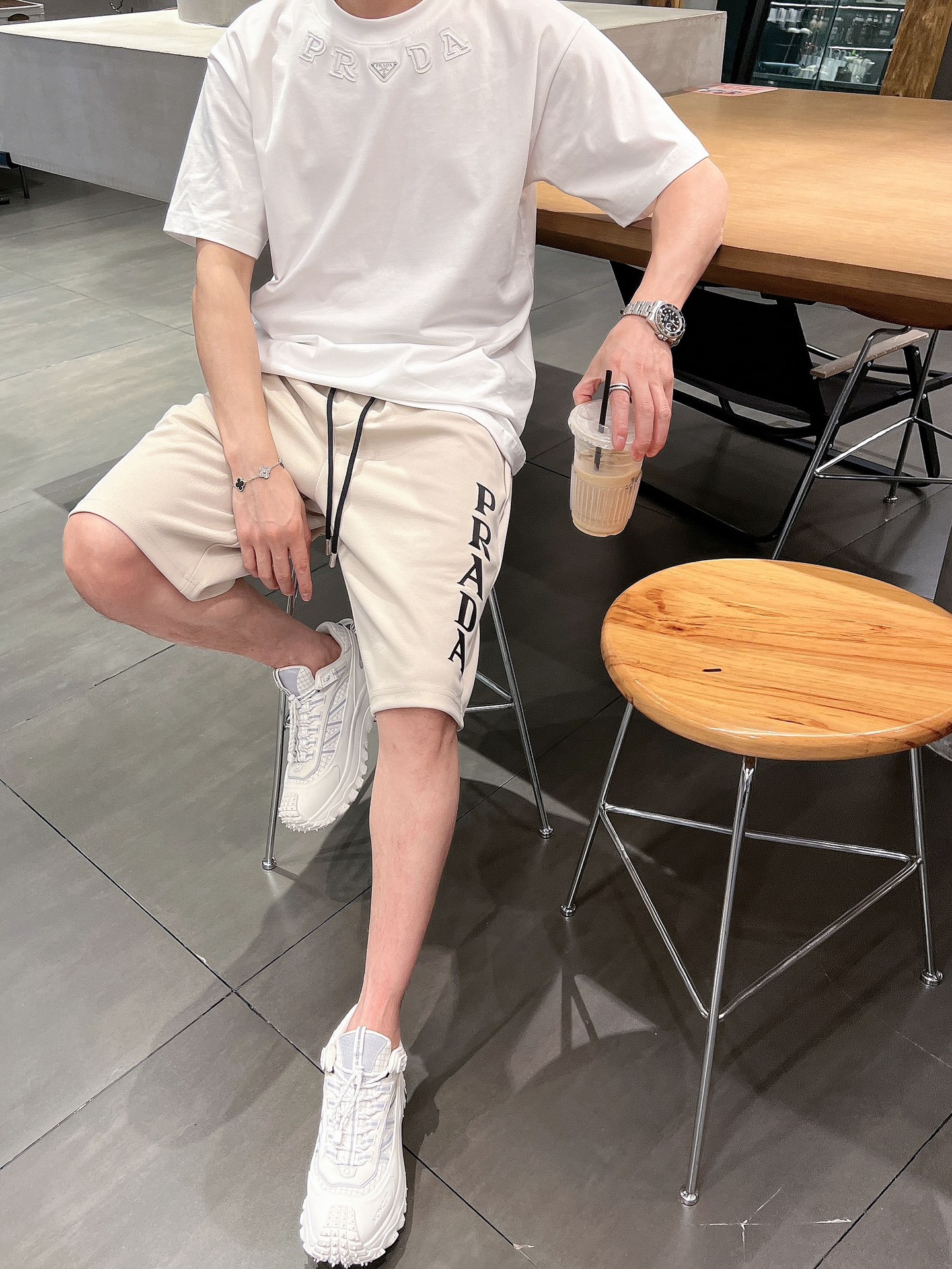 普拉达 三标齐全 2026夏季新款男士休闲短裤,高级定制面料透气面料 透气弹力舒适度极高,细节无可挑剔,顶级辅料 普拉达 三标齐全 2026夏季新款男士休闲短裤,高级定制面料透气面料 透气弹力舒适度极高,细节无可挑剔,顶级辅料