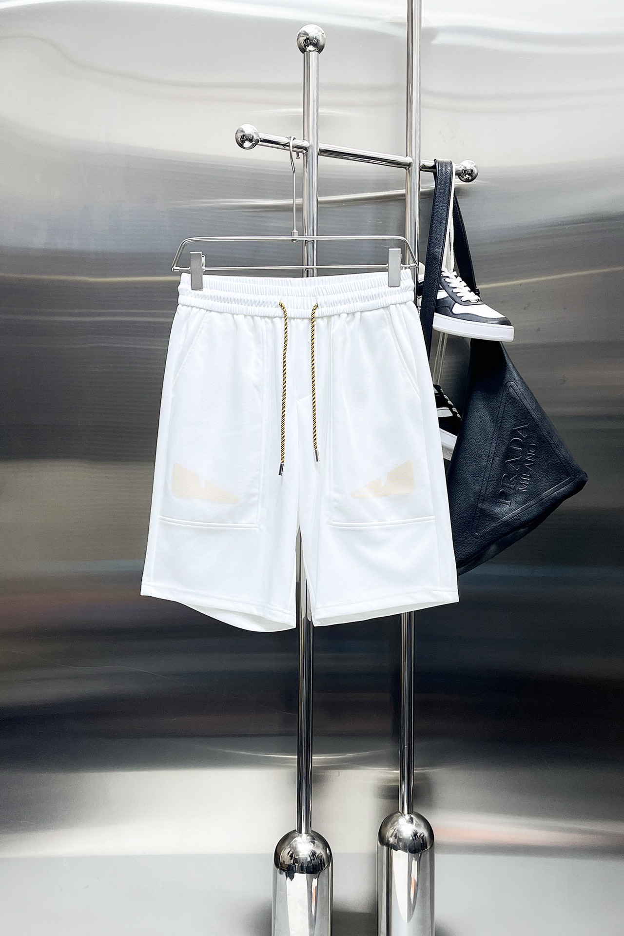 NO:775029,Fendi's three-standard complete 2026 new summer men's casual shorts, advanced custom-made breathable fabrics, extremely breathable, elastic and comfortable, impeccable details, top-grade accessories, original logo design concept, delicate and soft feel!  The upper body fit is awesome!  For sizes M-XXXL, please state your height and weight when placing an order, fendi, shorts,19860909芬迪 三标齐全 2026夏季新款男士休闲短裤,高级定制面料透气面料 透气弹力舒适度极高,细节无可挑剔,顶级辅料配备,原版logo设计理念,手感细腻柔软！上身版型超赞！尺码M-XXXL下单报身高体重,,fendi,shorts,,Men's clothing
