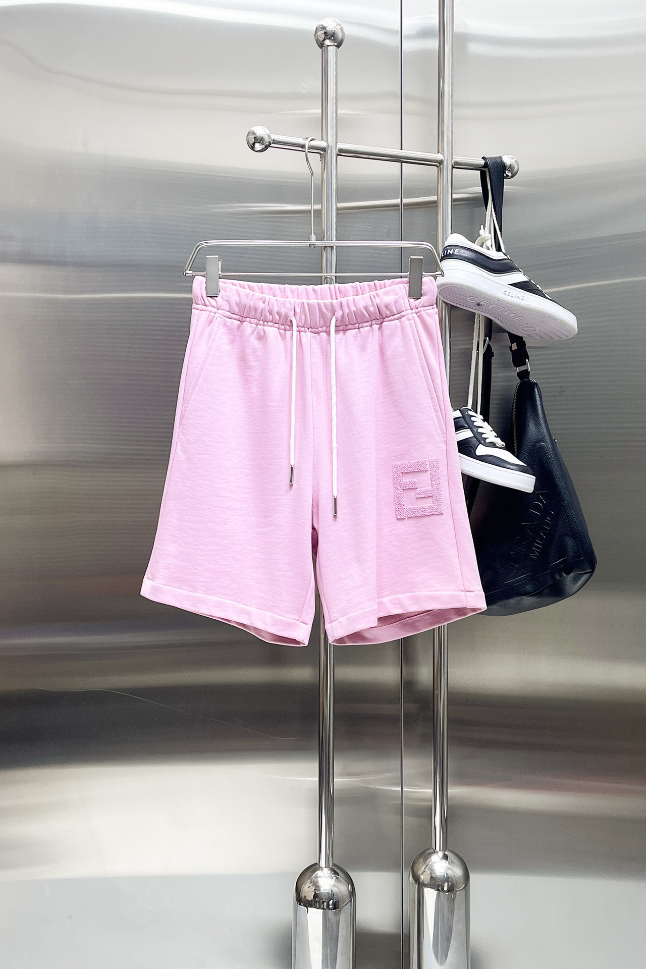 NO:775005,Fendi's three-standard complete 2026 summer new men's casual shorts, advanced custom-made breathable fabrics, extremely breathable, elastic and comfortable, impeccable details, top-grade accessories, original logo design concept, delicate and soft feel!  The upper body fit is awesome!  For sizes M-XXXL, please state your height and weight when placing an order, fendi, shorts,19860909芬迪三标齐全 2026夏季新款男士休闲短裤,高级定制面料透气面料 透气弹力舒适度极高,细节无可挑剔,顶级辅料配备,原版logo设计理念,手感细腻柔软！上身版型超赞！尺码M-XXXL下单报身高体重,,fendi,shorts,,Men's clothing