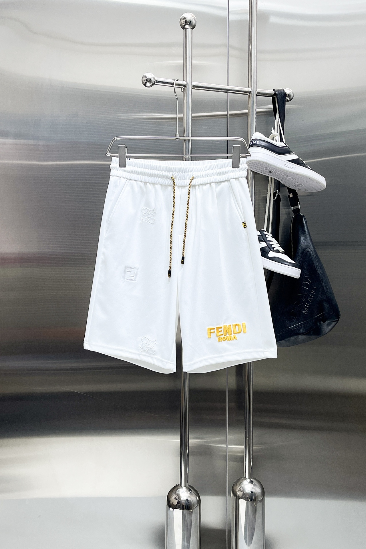 NO:775013,Fendi's three-standard complete 2026 summer new men's casual shorts, advanced custom-made breathable fabrics, extremely breathable, elastic and comfortable, impeccable details, top-grade accessories, original logo design concept, delicate and soft feel!  The upper body fit is awesome!  For sizes M-XXXL, please state your height and weight when placing an order, fendi, shorts,19860909芬迪三标齐全 2026夏季新款男士休闲短裤,高级定制面料透气面料 透气弹力舒适度极高,细节无可挑剔,顶级辅料配备,原版logo设计理念,手感细腻柔软！上身版型超赞！尺码M-XXXL下单报身高体重,,fendi,shorts,,Men's clothing