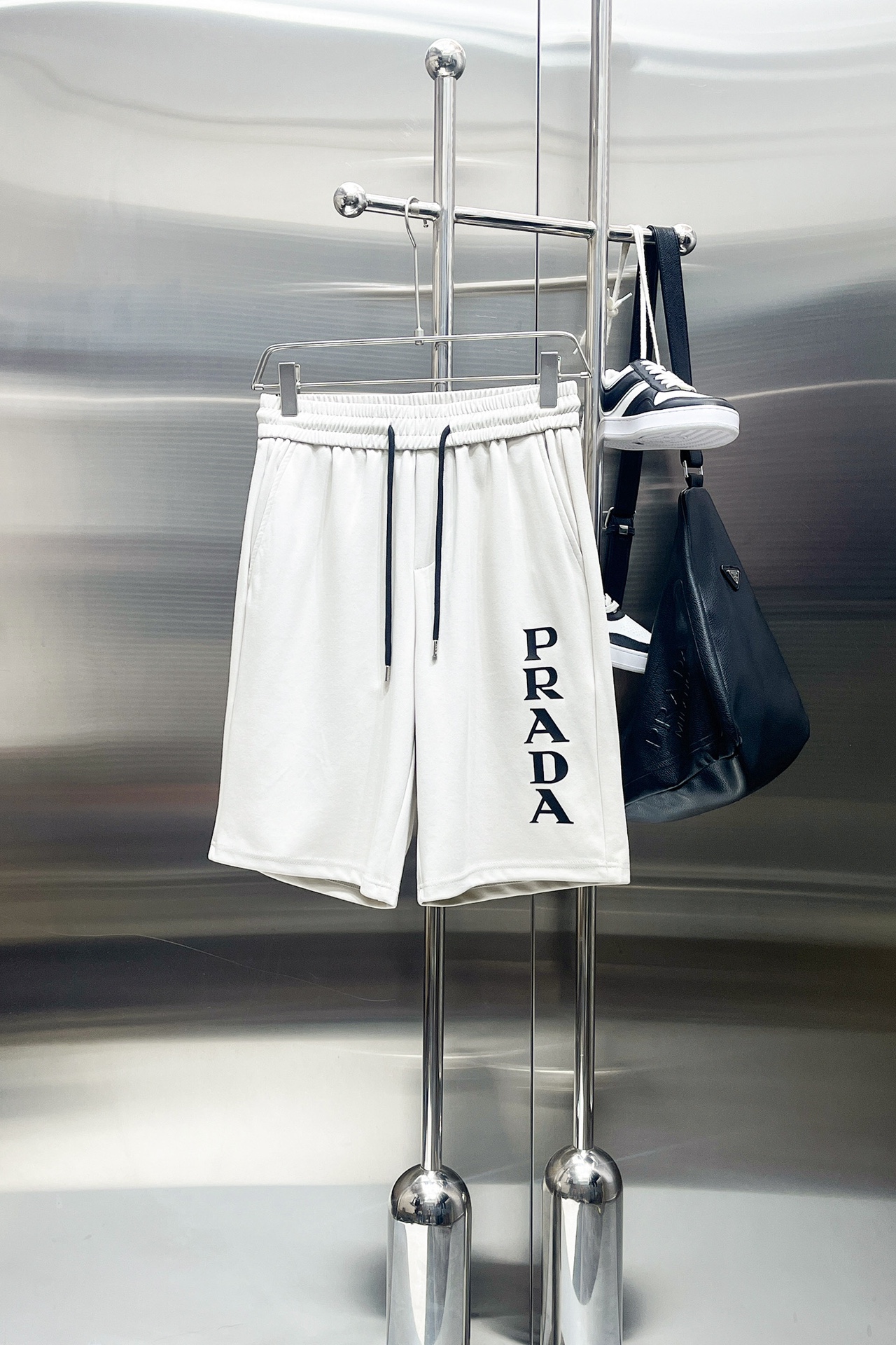 NO:775033,Prada's three-standard complete 2026 new summer men's casual shorts, advanced custom-made breathable fabrics, extremely breathable, elastic and comfortable, impeccable details, top-grade accessories, original logo design concept, delicate and soft feel!  The upper body fit is awesome!  Sizes M-XXXL, please state your height and weight when ordering, prada, shorts,19860909普拉达 三标齐全 2026夏季新款男士休闲短裤,高级定制面料透气面料 透气弹力舒适度极高,细节无可挑剔,顶级辅料配备,原版logo设计理念,手感细腻柔软！上身版型超赞！尺码M-XXXL下单报身高体重,,prada,shorts,,Men's clothing
