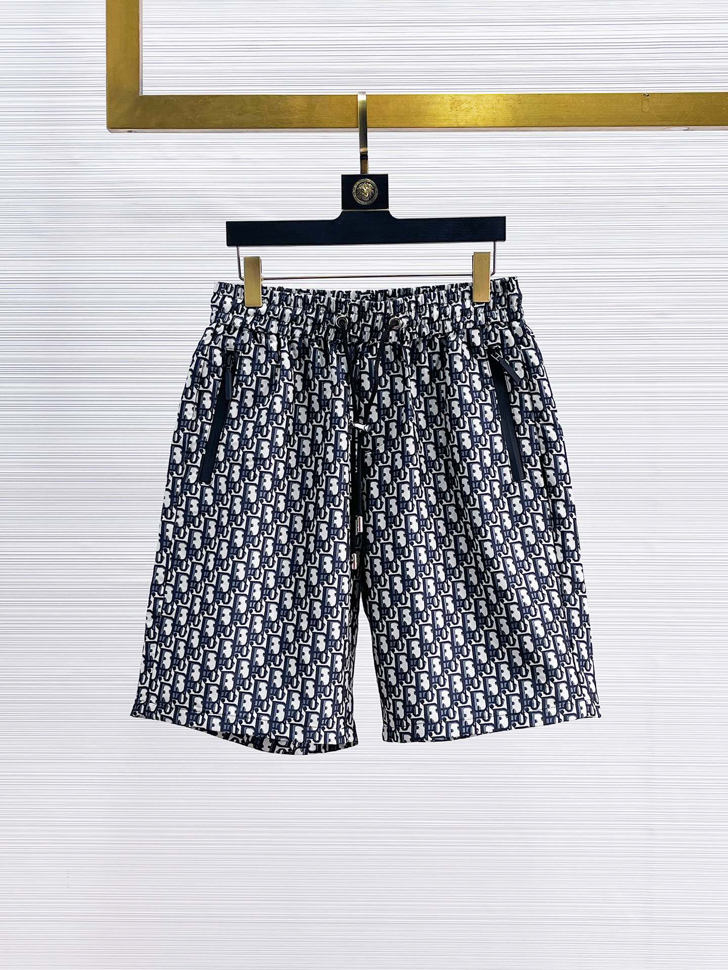 NO:140945,Dior has complete three standards. New summer casual shorts for men, high-end custom fabric breathable fabric, extremely breathable elastic and comfortable, impeccable details, top-level auxiliary materials, original logo design concept, delicate and soft feel!  The upper body style is excellent!  Size M-XXXL order to report height and weight, dior, shorts, alexander wang19860909迪奥 三标齐全 夏季新款男士休闲短裤,高级定制面料透气面料 透气弹力舒适度极高,细节无可挑剔,顶级辅料配备,原版logo设计理念,手感细腻柔软！上身版型超赞！尺码M-XXXL下单报身高体重,,dior,shorts,alexander wang,Men's clothing