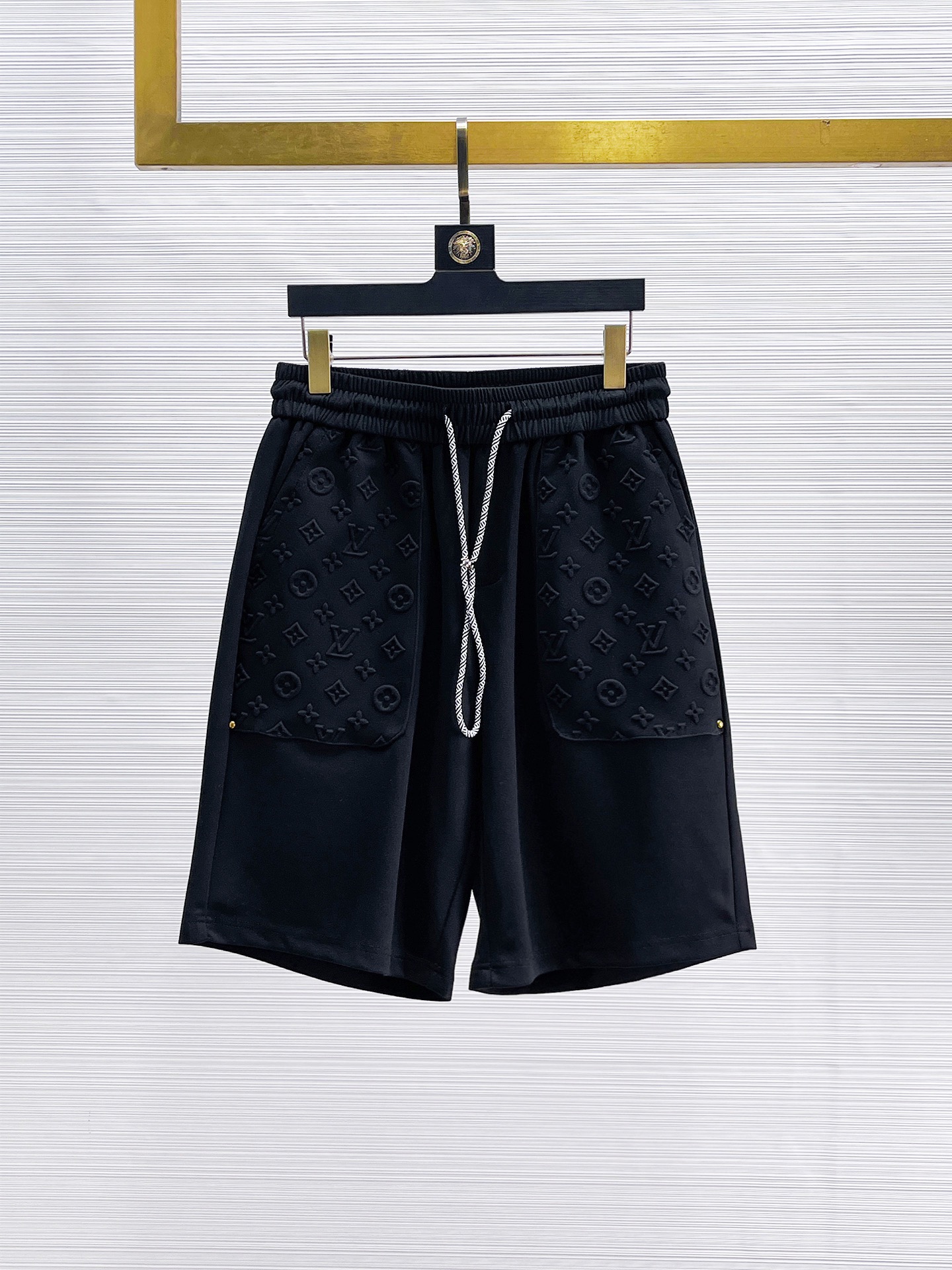 NO:140931,LV has complete three standards. New summer casual shorts for men, high-end custom fabric breathable fabric, extremely breathable, elastic and comfortable, impeccable details, top-level auxiliary materials, original logo design concept, delicate and soft feel!  The upper body style is excellent!  Size M-XXXL order to report height and weight, louis vuitton, shorts, alexander wang19860909LV 三标齐全 夏季新款男士休闲短裤,高级定制面料透气面料 透气弹力舒适度极高,细节无可挑剔,顶级辅料配备,原版logo设计理念,手感细腻柔软！上身版型超赞！尺码M-XXXL下单报身高体重,,louis vuitton,shorts,alexander wang,Men's clothing