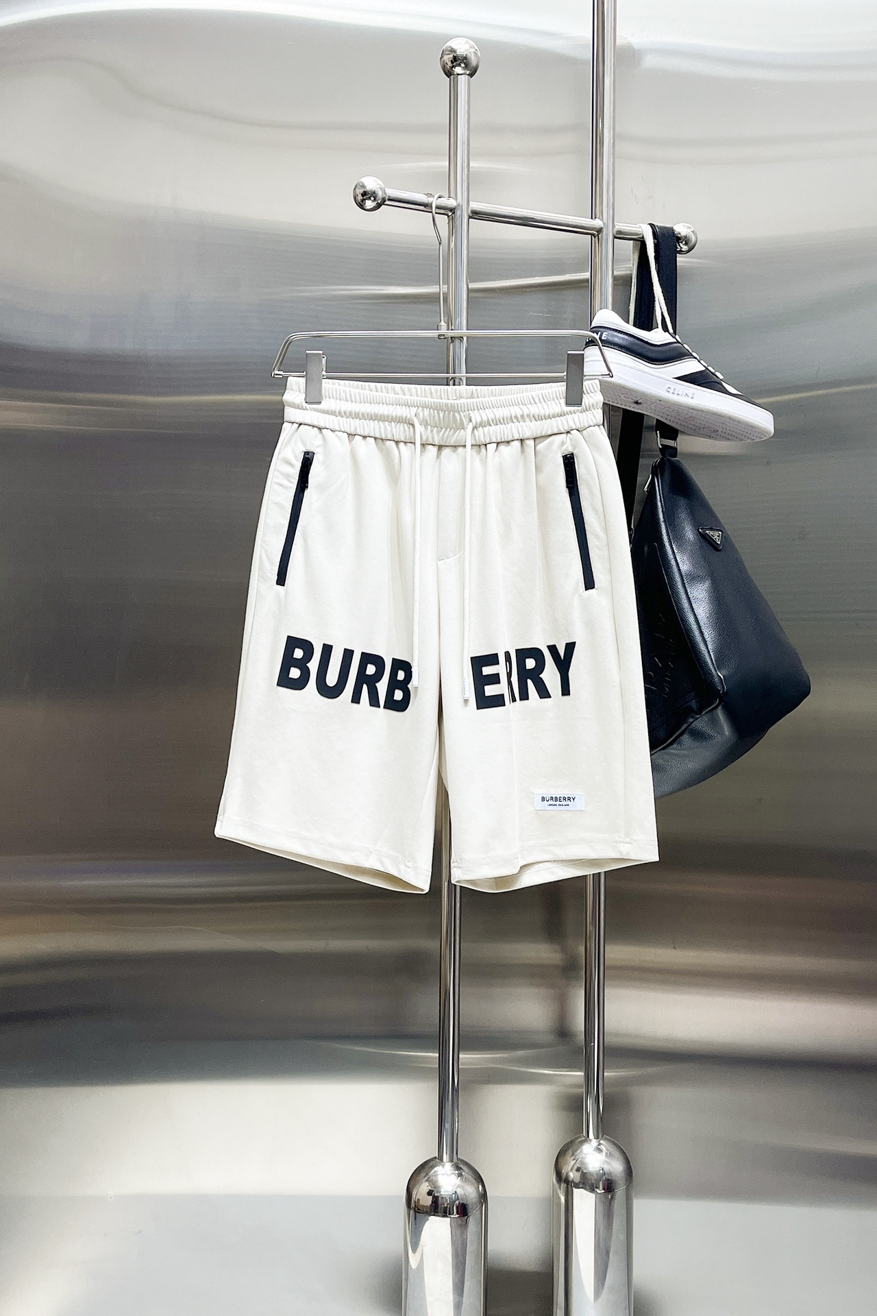 NO:775021,Burberry's three-standard complete 2026 new summer men's casual shorts, advanced custom-made breathable fabrics, extremely breathable, elastic and comfortable, impeccable details, top-grade accessories, original logo design concept, delicate and soft feel!  The upper body fit is awesome!  Sizes M-XXXL, please state your height and weight when ordering, burberry, shorts,19860909巴宝莉 三标齐全 2026夏季新款男士休闲短裤,高级定制面料透气面料 透气弹力舒适度极高,细节无可挑剔,顶级辅料配备,原版logo设计理念,手感细腻柔软！上身版型超赞！尺码M-XXXL下单报身高体重,,burberry,shorts,,Men's clothing