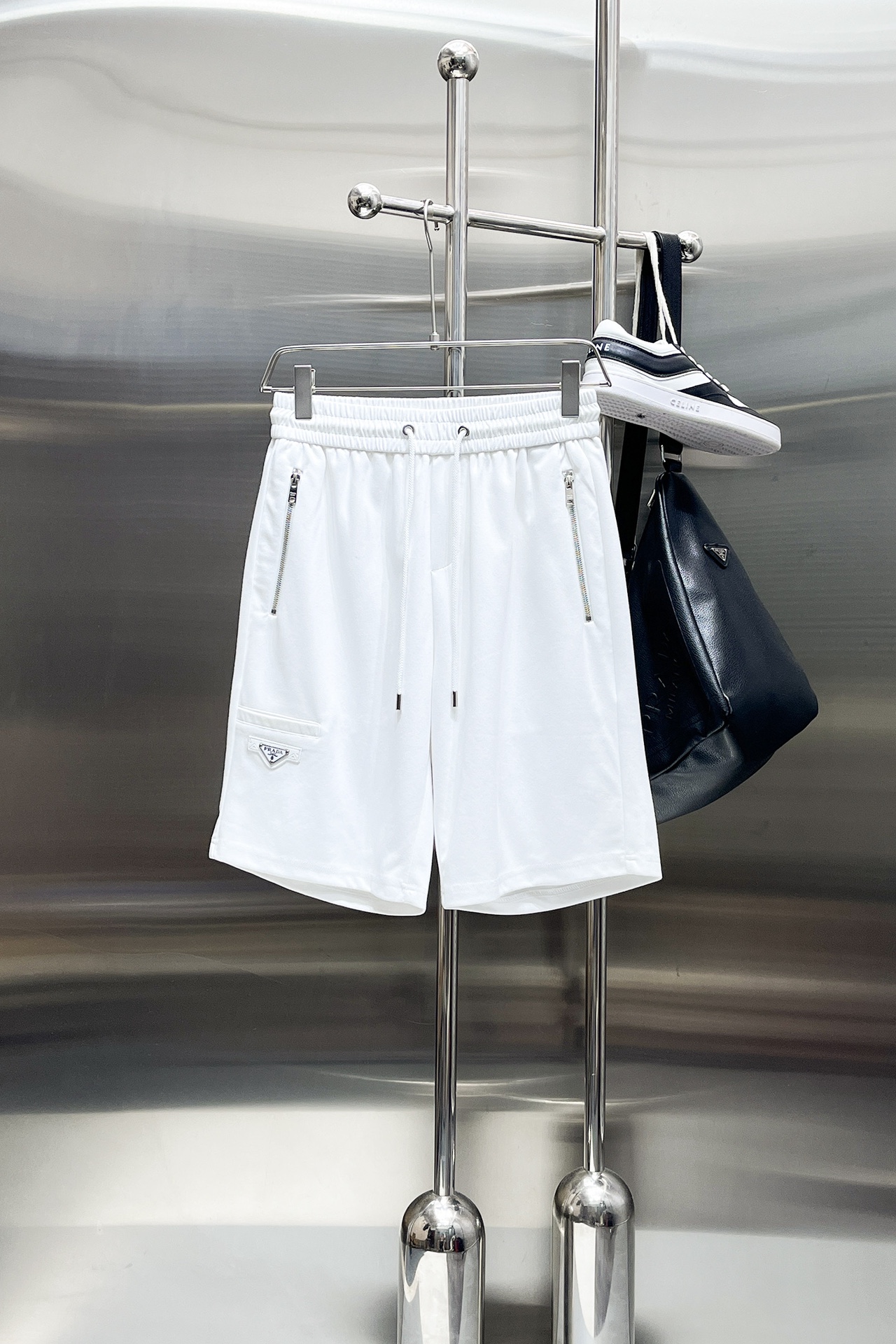 NO:775017,Prada's three-standard complete 2026 new summer men's casual shorts, advanced custom-made breathable fabrics, extremely breathable, elastic and comfortable, impeccable details, top-grade accessories, original logo design concept, delicate and soft feel!  The upper body fit is awesome!  Sizes M-XXXL, please state your height and weight when ordering, prada, shorts,19860909普拉达 三标齐全 2026夏季新款男士休闲短裤,高级定制面料透气面料 透气弹力舒适度极高,细节无可挑剔,顶级辅料配备,原版logo设计理念,手感细腻柔软！上身版型超赞！尺码M-XXXL下单报身高体重,,prada,shorts,,Men's clothing