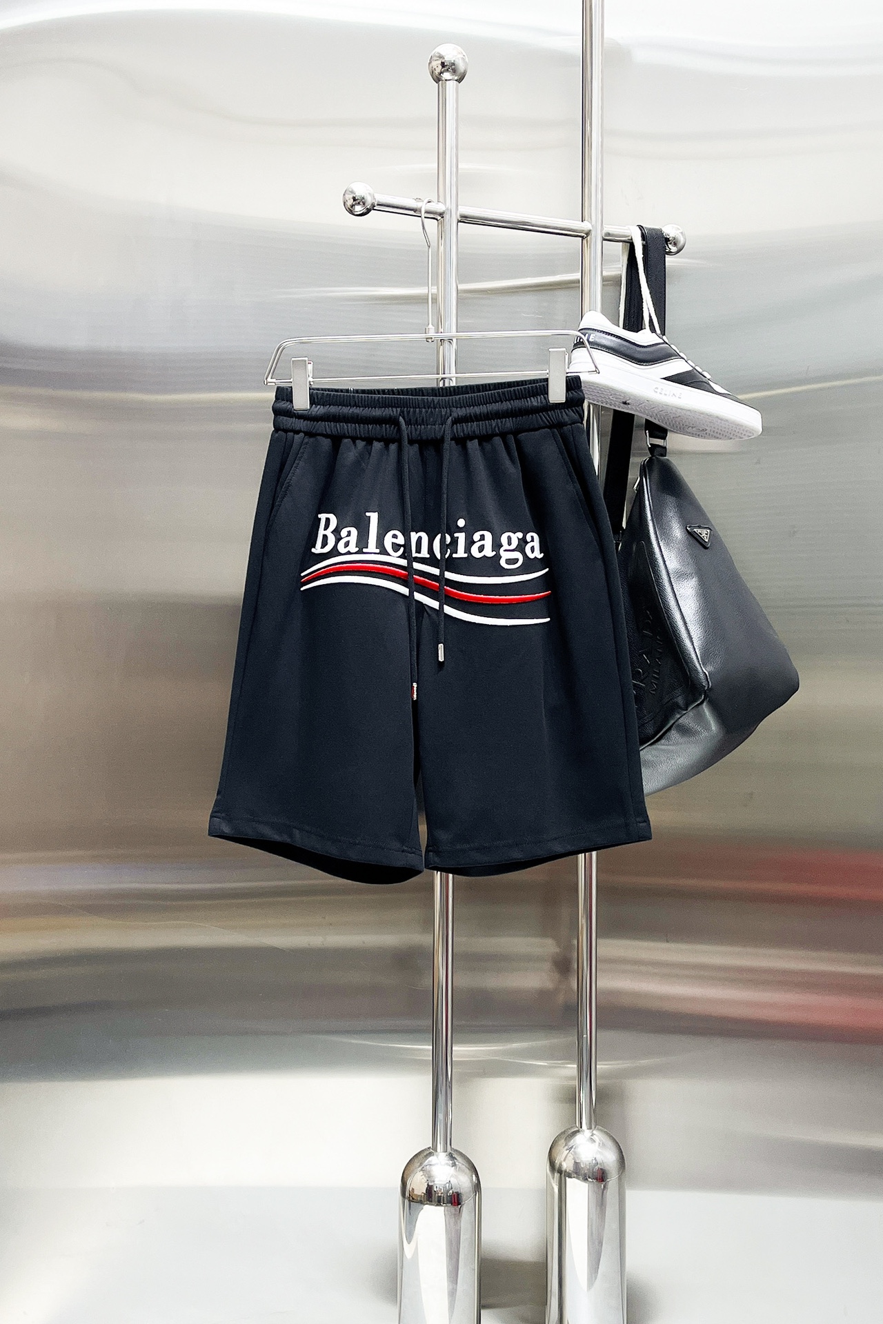 NO:775026,Balenciaga's three-standard complete 2026 summer new men's casual shorts, advanced custom-made breathable fabrics, extremely breathable, elastic and comfortable, impeccable details, top-grade accessories, original logo design concept, delicate and soft feel!  The upper body fit is awesome!  Sizes M-XXXL, please state your height and weight when ordering,,balenciaga,shorts,19860909巴黎世家 三标齐全 2026夏季新款男士休闲短裤,高级定制面料透气面料 透气弹力舒适度极高,细节无可挑剔,顶级辅料配备,原版logo设计理念,手感细腻柔软！上身版型超赞！尺码M-XXXL下单报身高体重,,balenciaga,shorts,,Men's clothing