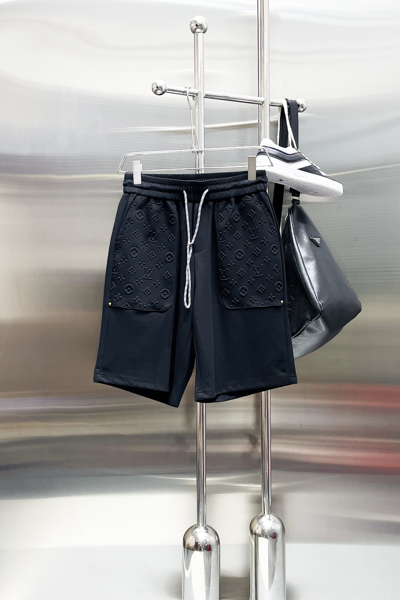 NO:775022,LV three-standard complete 2026 summer new men's casual shorts, advanced custom-made breathable fabrics, extremely breathable, elastic and comfortable, impeccable details, top-grade accessories, original logo design concept, delicate and soft feel!  The upper body fit is awesome!  Sizes M-XXXL, please state your height and weight when ordering,,louis vuitton,shorts,19860909LV 三标齐全 2026夏季新款男士休闲短裤,高级定制面料透气面料 透气弹力舒适度极高,细节无可挑剔,顶级辅料配备,原版logo设计理念,手感细腻柔软！上身版型超赞！尺码M-XXXL下单报身高体重,,louis vuitton,shorts,,Men's clothing