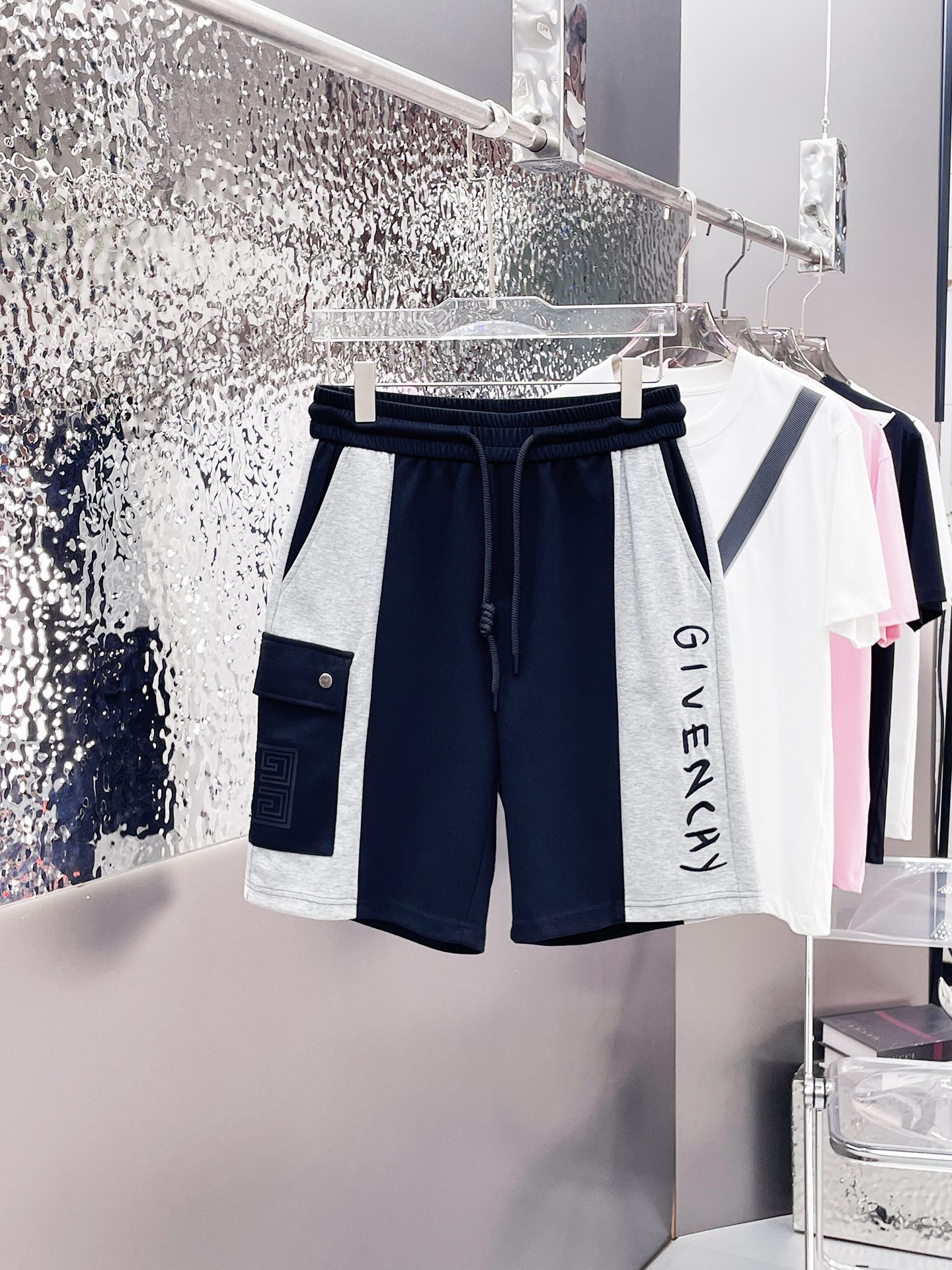 NO:915195,Givenchy's three-standard complete 2026 new summer men's casual shorts, advanced custom-made breathable fabrics, extremely breathable, elastic and comfortable, impeccable details, top-grade accessories, original logo design concept, delicate and soft feel!  The upper body fit is awesome!  Sizes M-XXXL, please state your height and weight when ordering,,givenchy,shorts,19860909纪梵希三标齐全 2026夏季新款男士休闲短裤,高级定制面料透气面料 透气弹力舒适度极高,细节无可挑剔,顶级辅料配备,原版logo设计理念,手感细腻柔软！上身版型超赞！尺码M-XXXL下单报身高体重,,givenchy,shorts,,Men's clothing